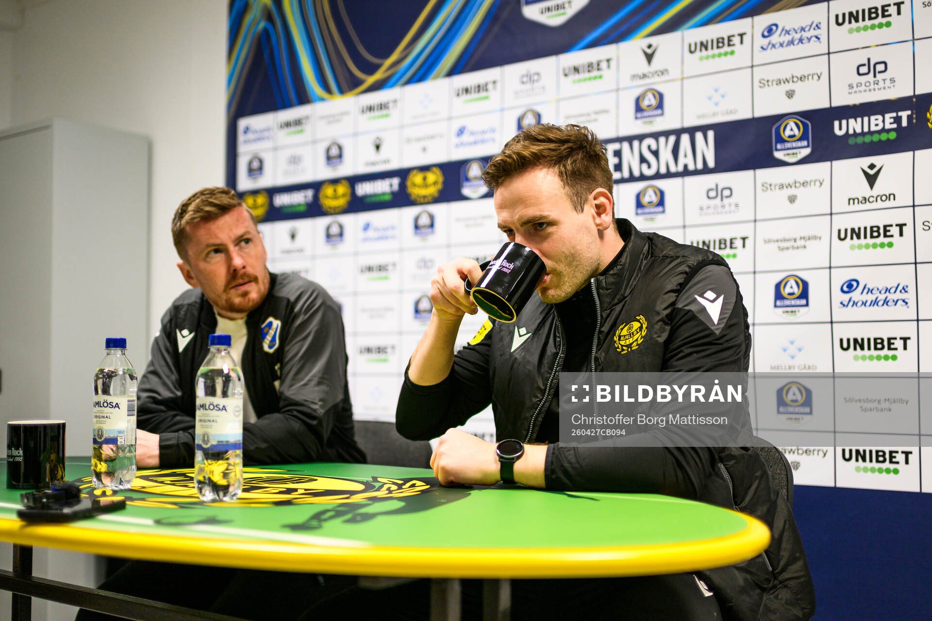 Halmstads tränare Johan Lindholm och Mjällbys tränare