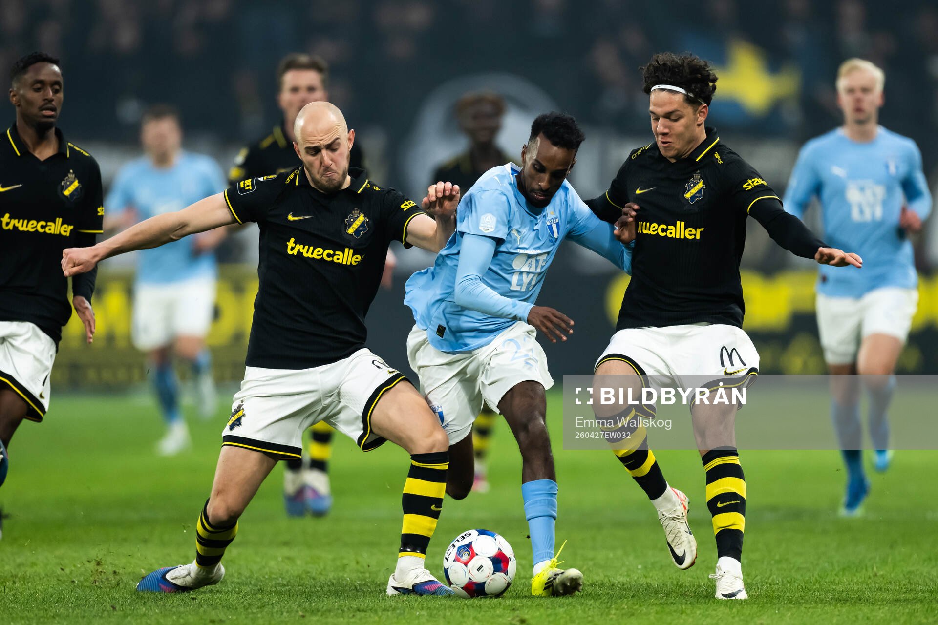 AIKs Amel Mujanic och Charlie Pavey mot Malmö FFs Taha Ali