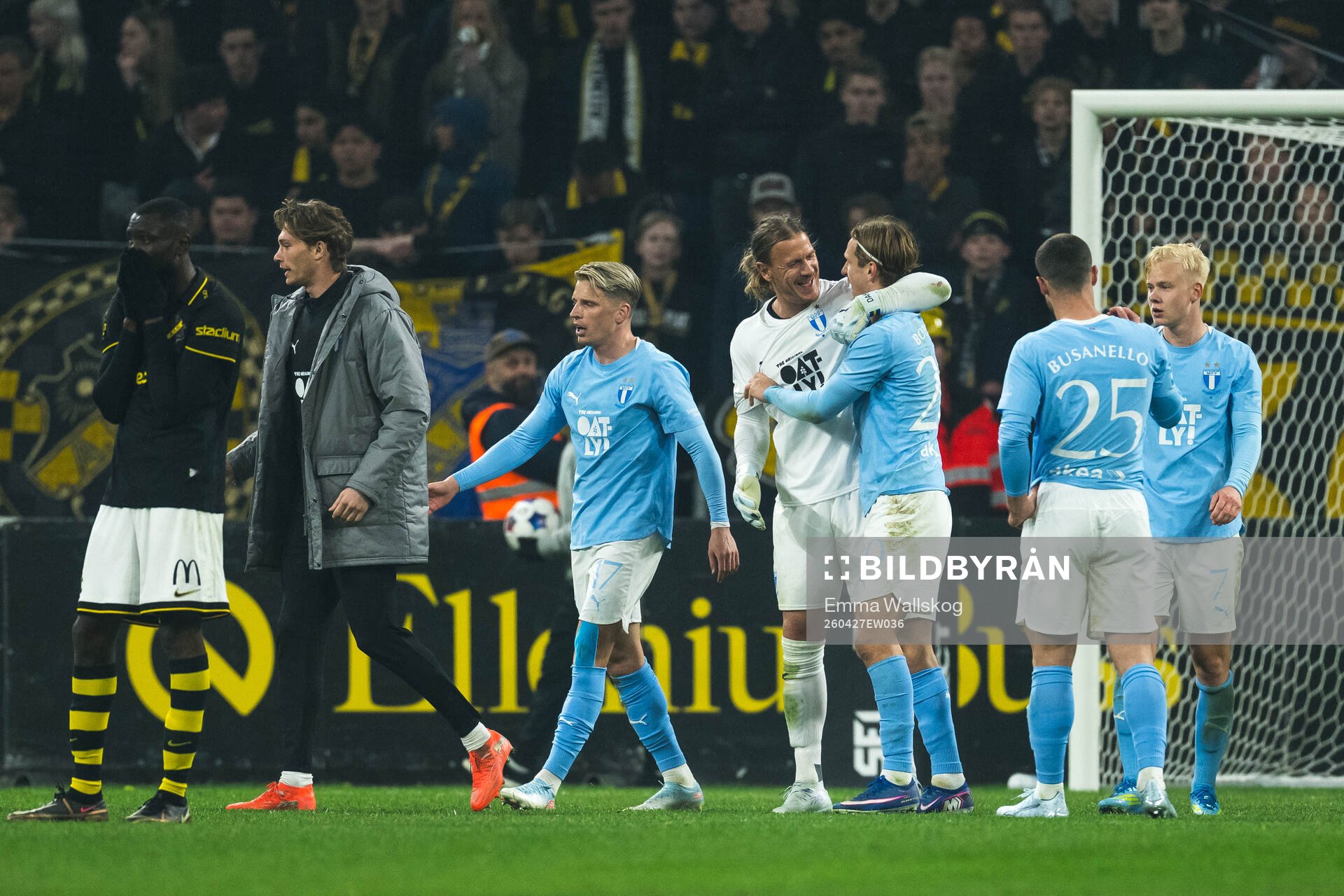 Malmö FFs målvakt Johan Dahlin jublar