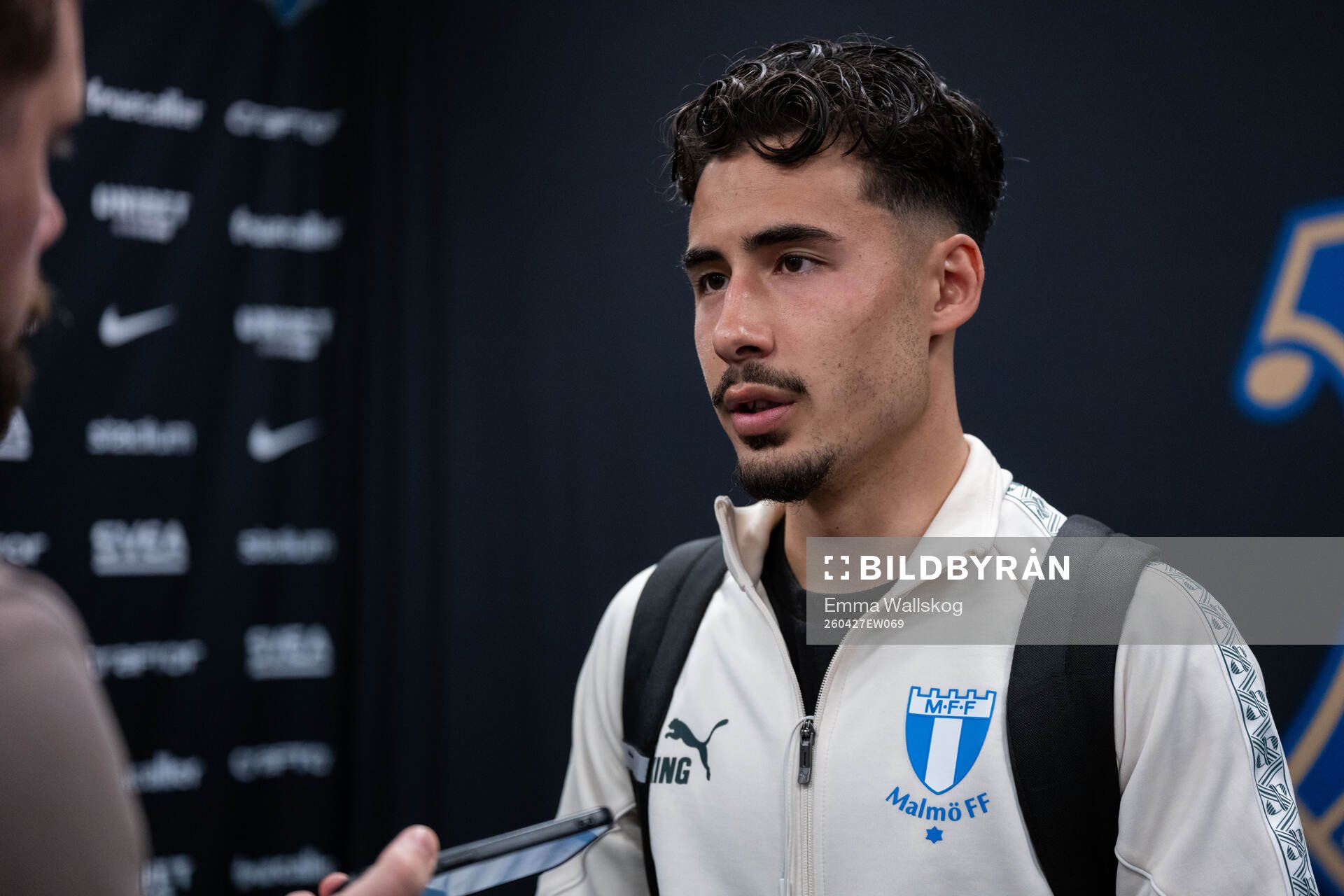 Malmö FFs Adrian Skogmar i mixade zonen