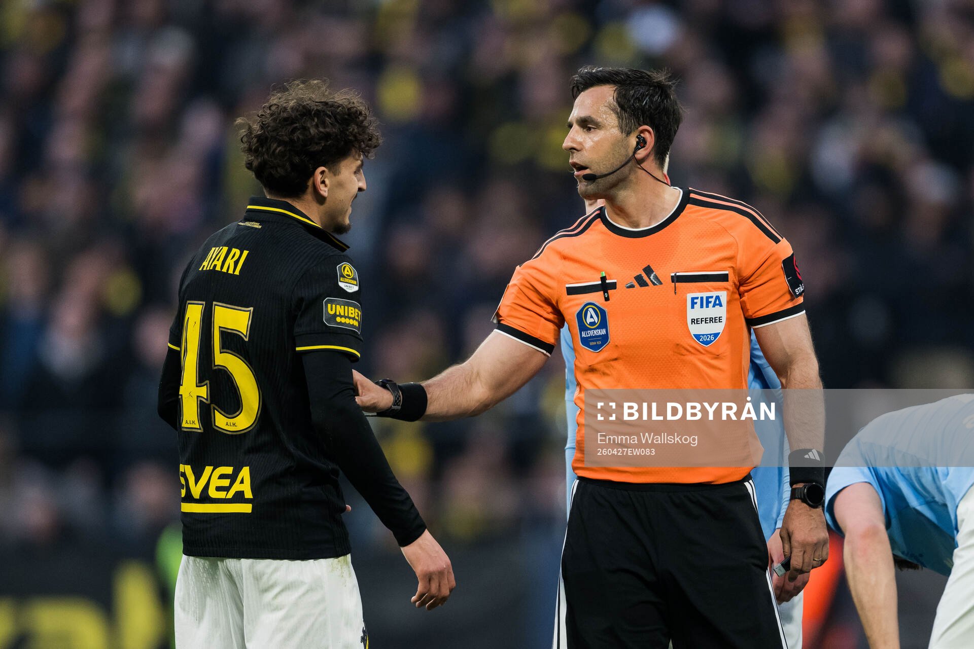 AIKs Taha Ayari och domare Granit Maqedonci