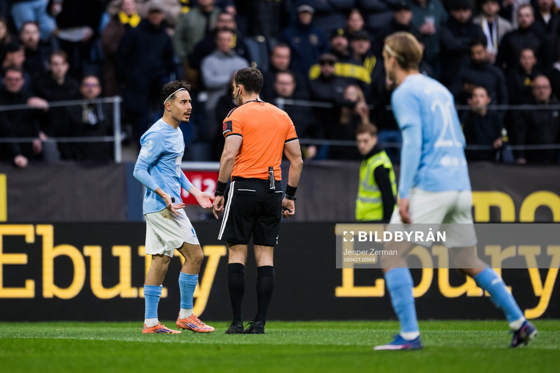Malmö FFs Adrian Skogmar i samtal med domare Granit