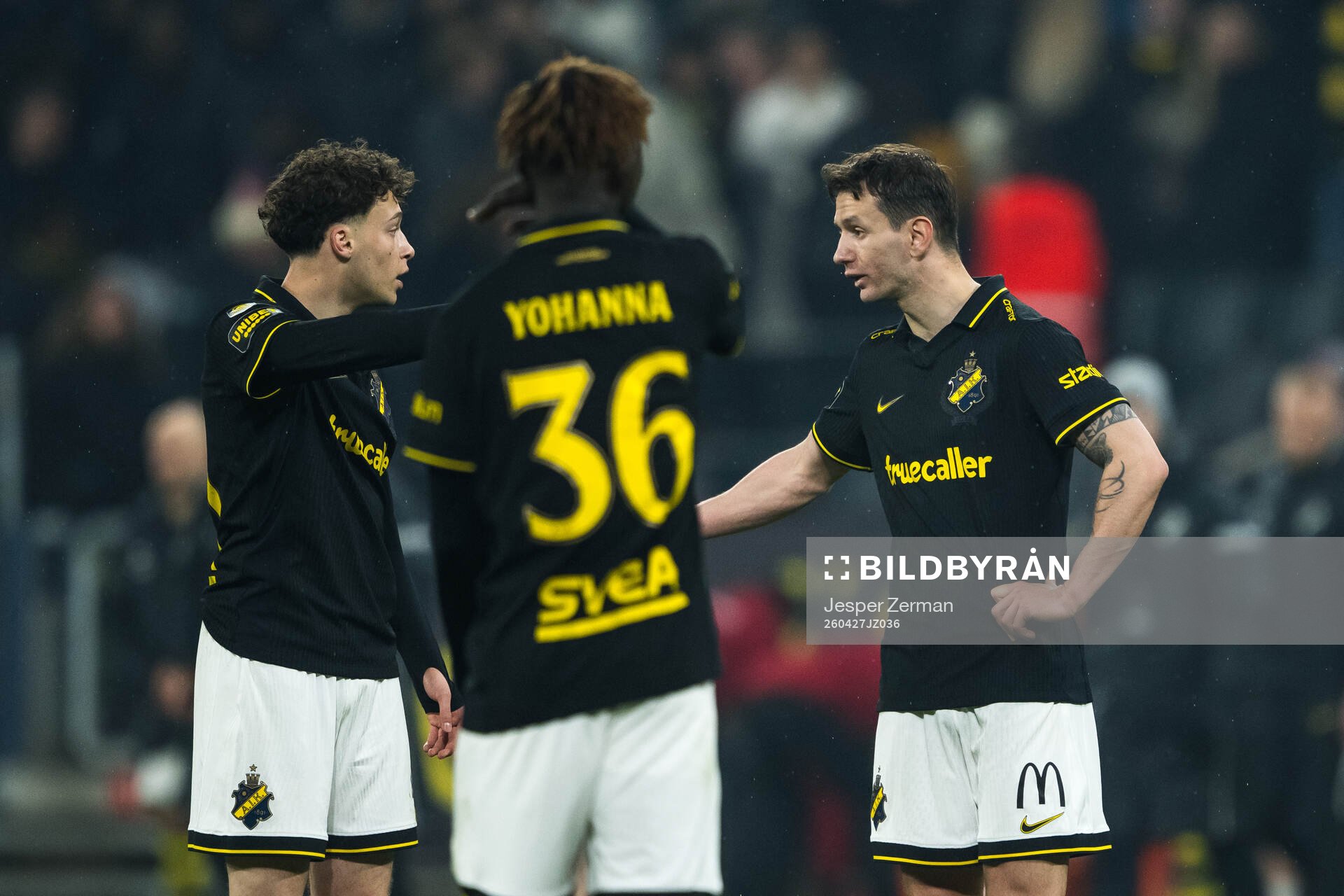 AIKs Victor Goncalves Andersson och Bersant Celina i samtal
