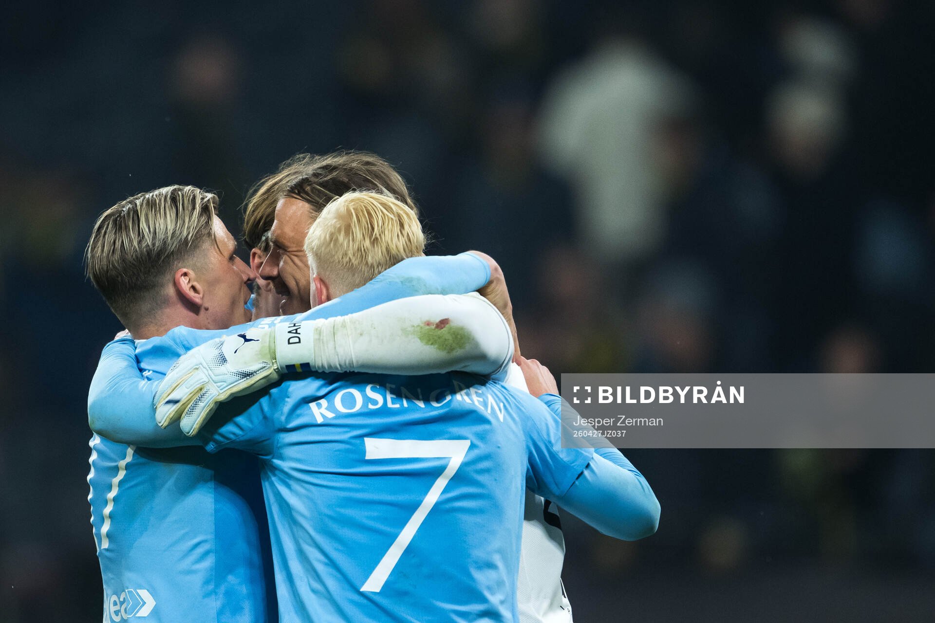 Malmö FFs målvakt Johan Dahlin jublar med Otto Rosengren