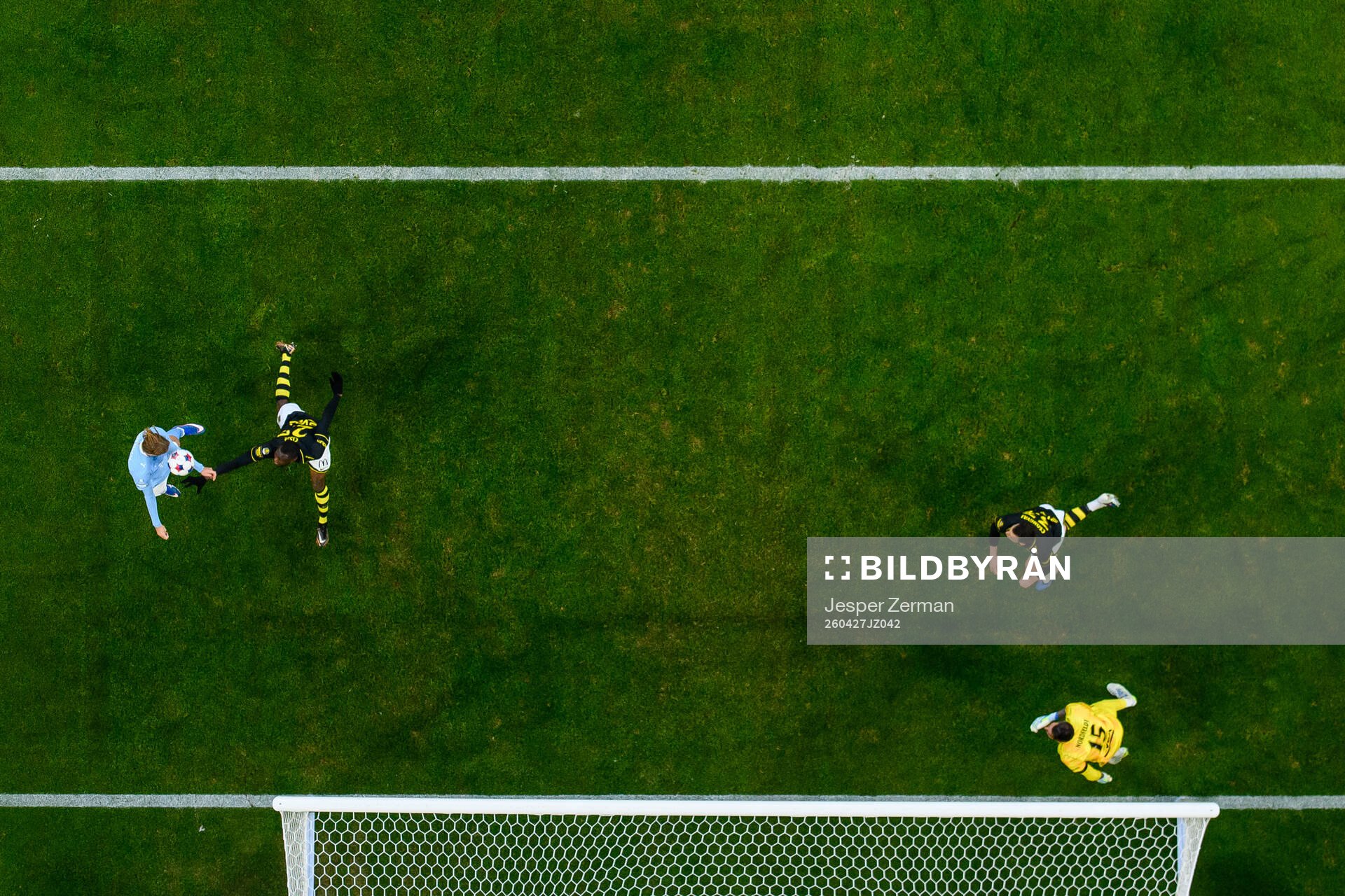 Malmö FFs Erik Botheim gör 0-1 på AIKs målvakt