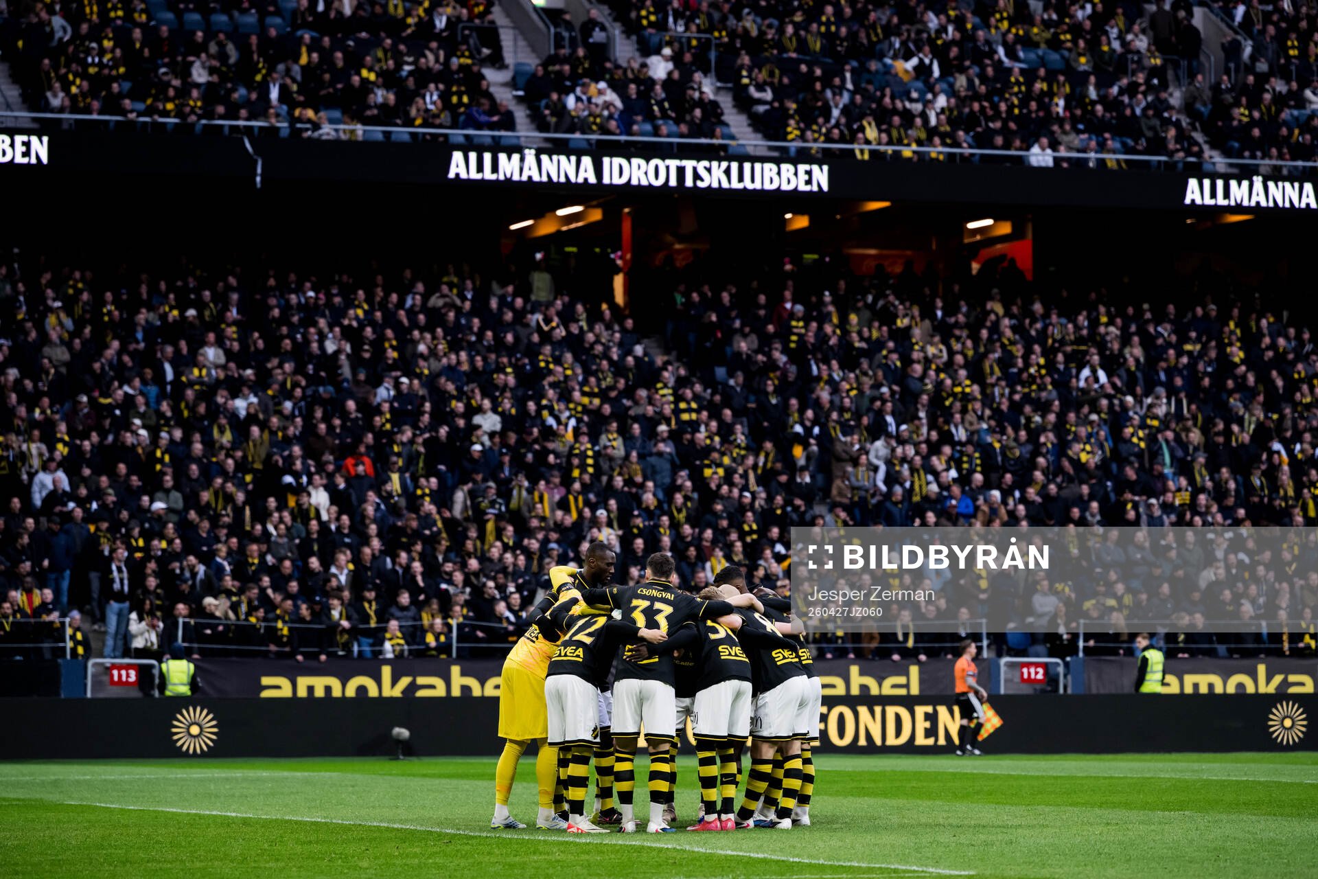 AIKs spelare samlas i en ring