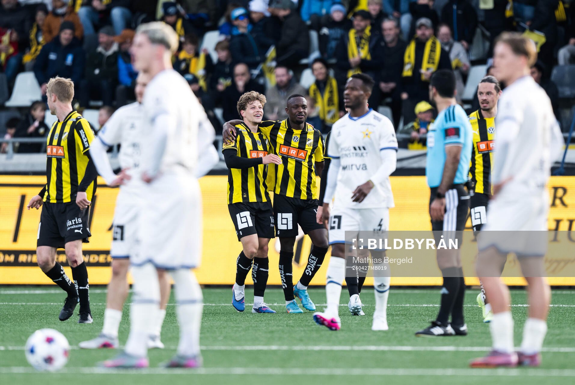 Häckens Gustav Lindgren och Brice Wembangomo jublar