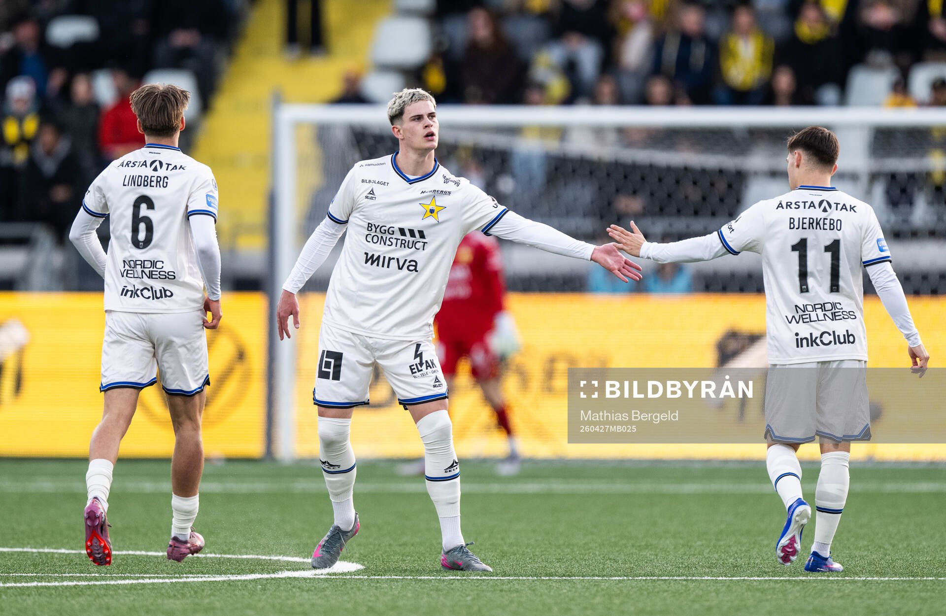 Sirius Robbie Ure jublar med lagkamrater