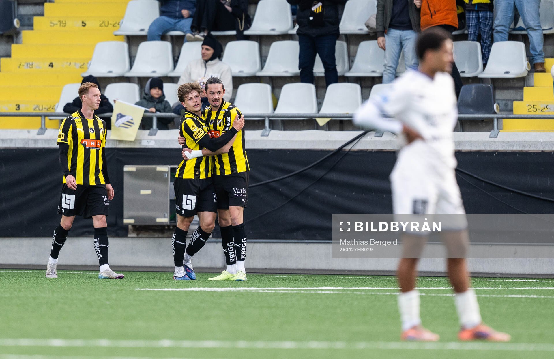 Häckens Gustav Lindgren jublar med Julius Lindberg och