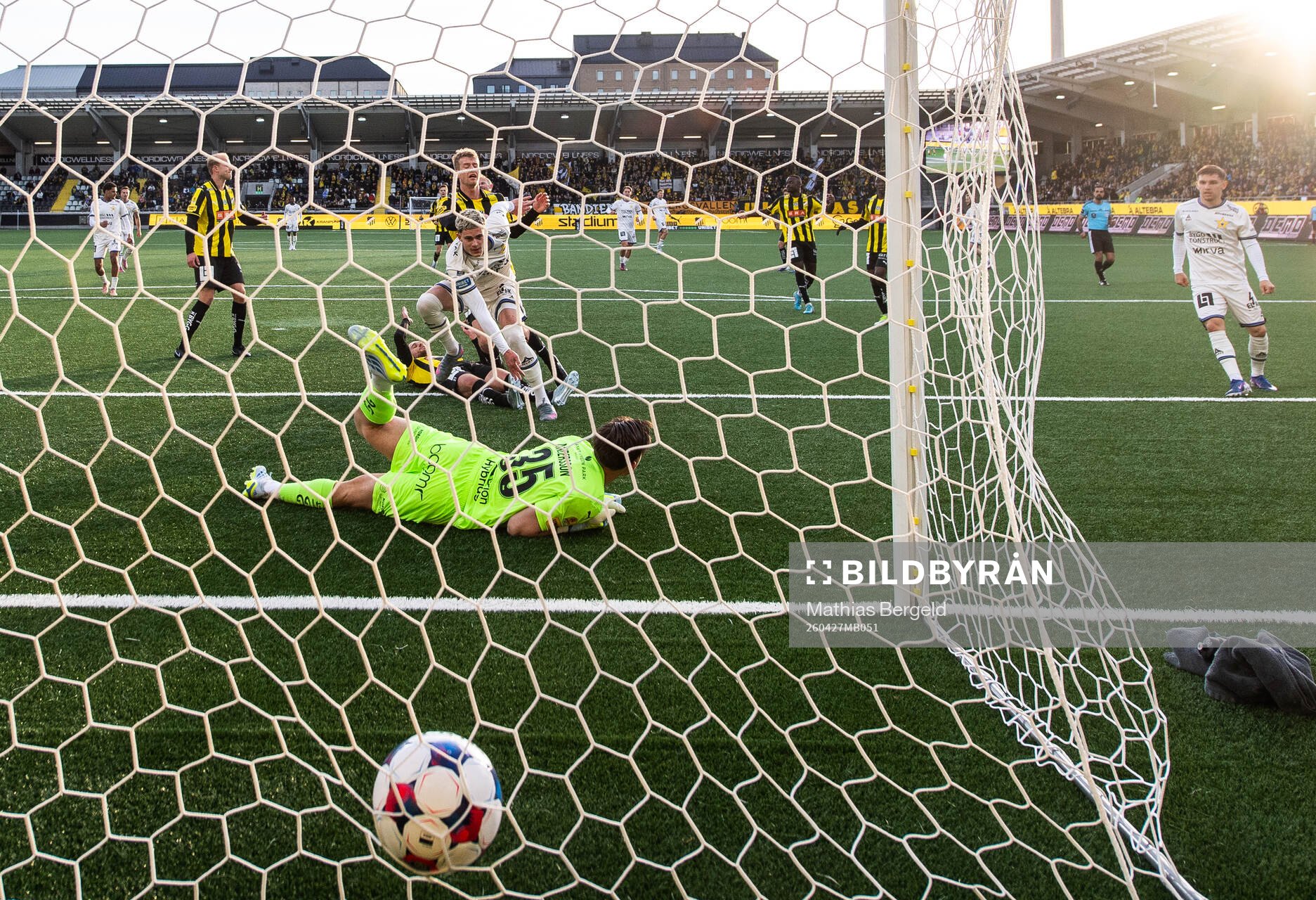Sirius Robbie Ure reducerar till 2-1 förbi Häckens