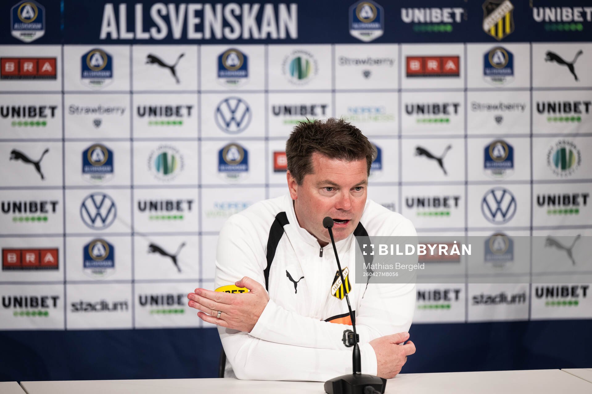 Häckens tränare Jens Gustafsson på presskonferensen