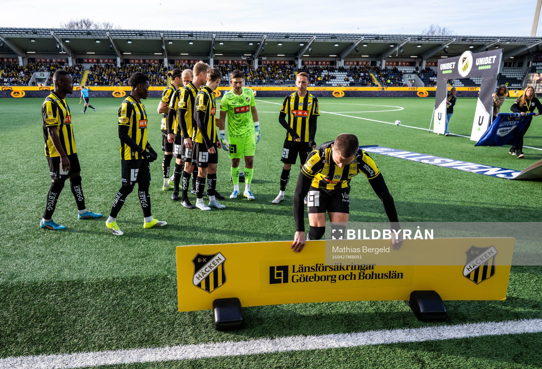 Häckens Adam Lundkvist bär in en reklamskylt