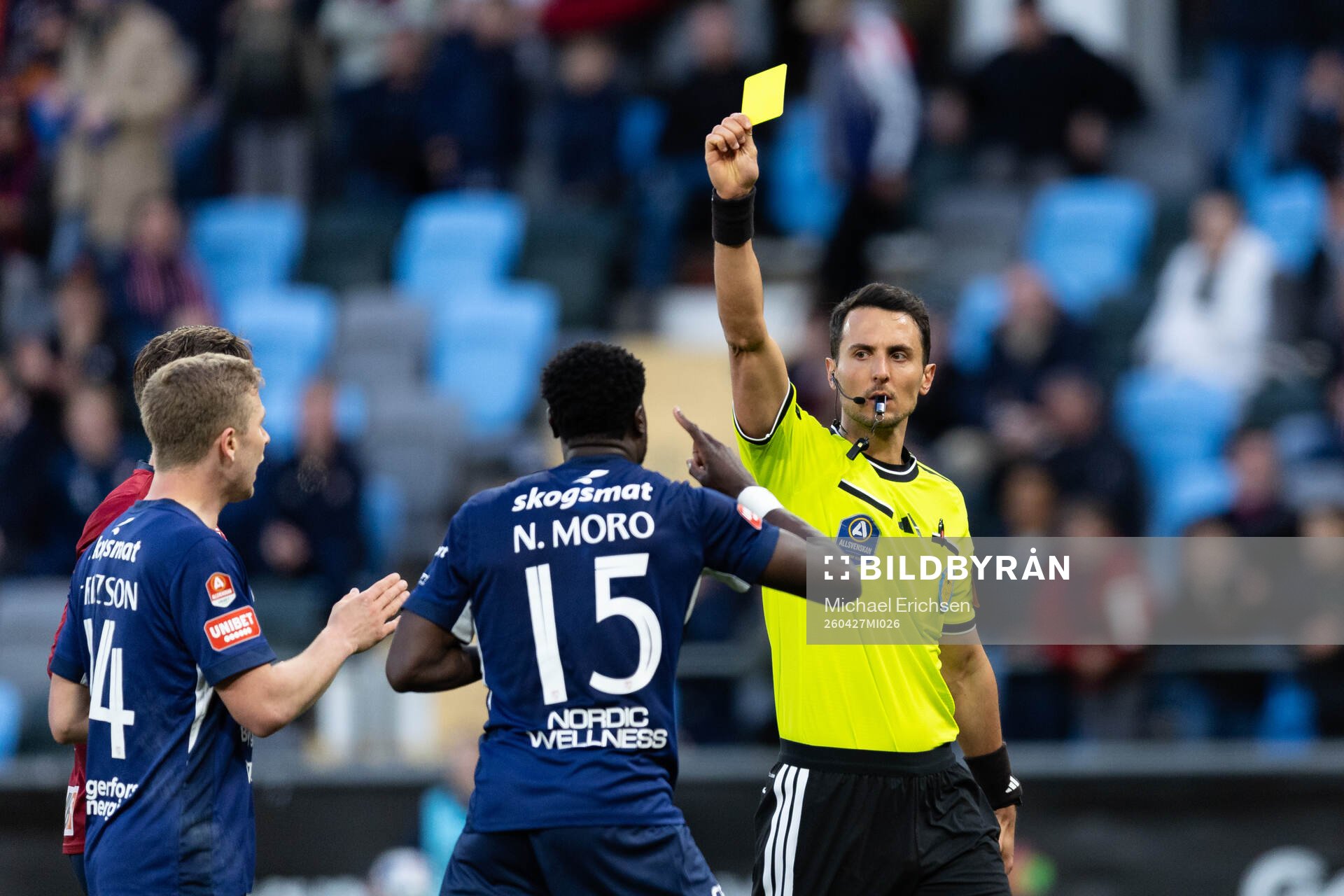 Degerfors Nasiru Moro får ett gult kort av Domare Adi