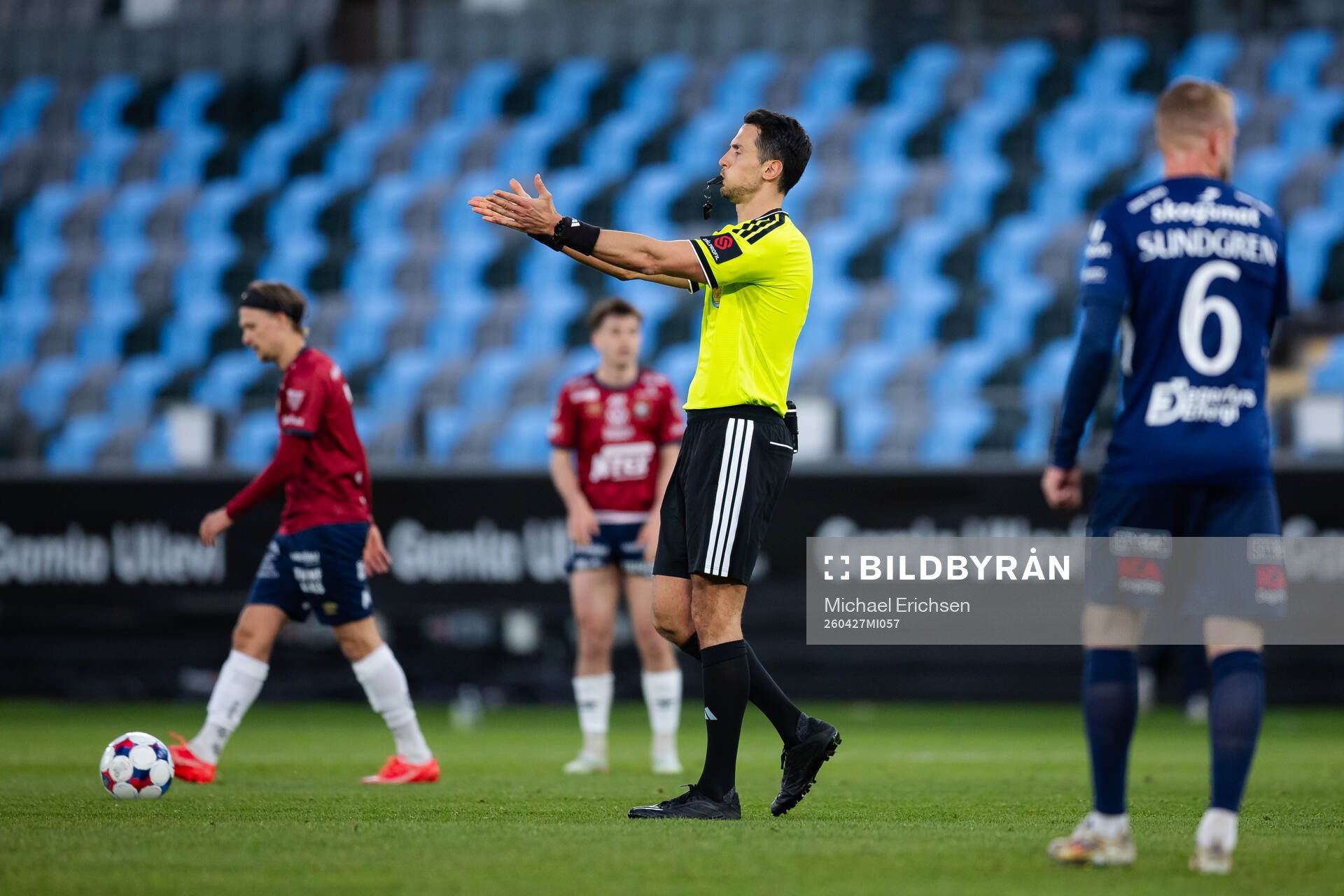 Domare Adi Aganovic blåser slutsignalen av fotbollsmatchen