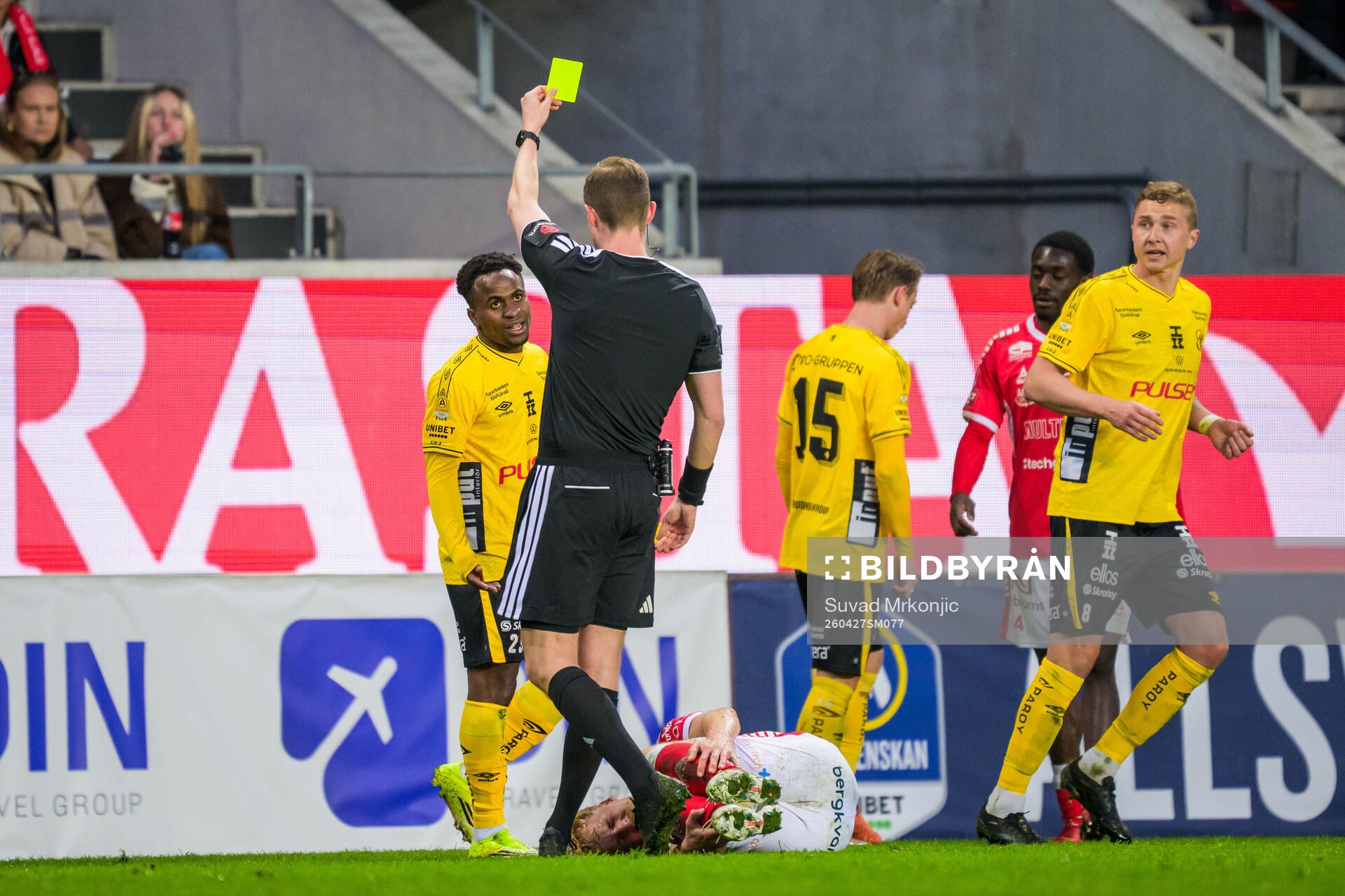 Elfsborgs Momoh Ibrahim Kamara får gult kort