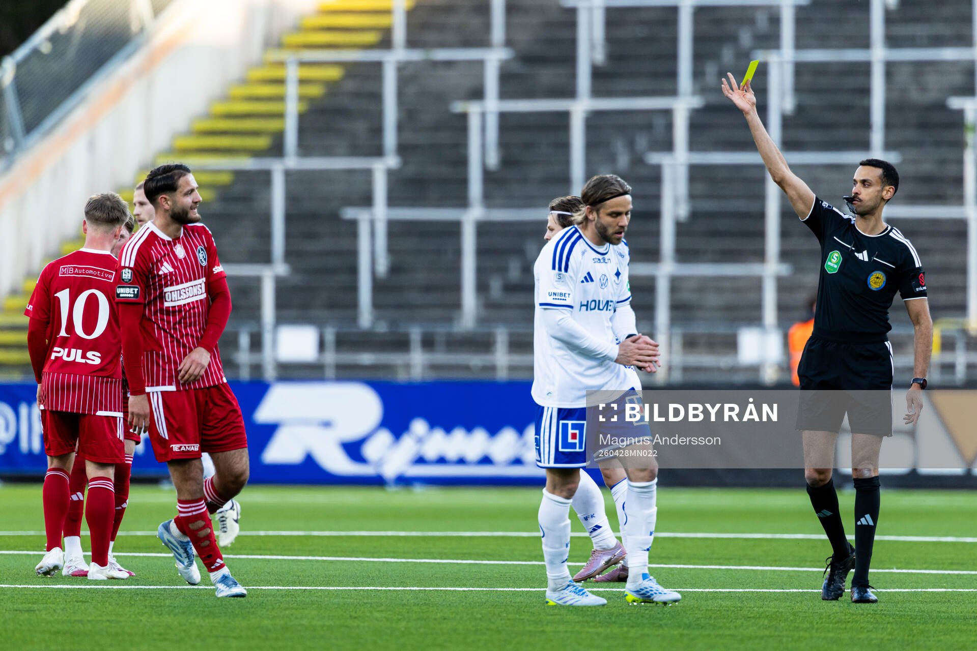 Landskronas Allen Smajic får gult kort av Domare Farouk
