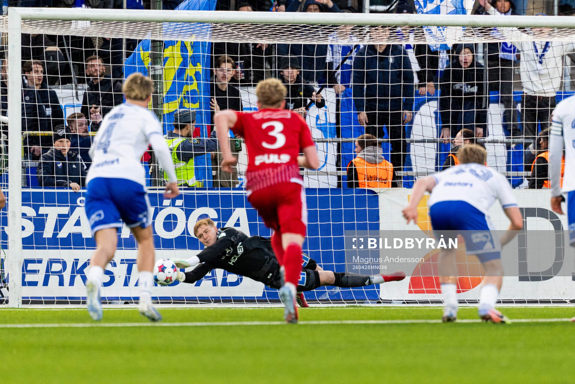 IFK Norrköpings målvakt Theo Krantz räddar straff