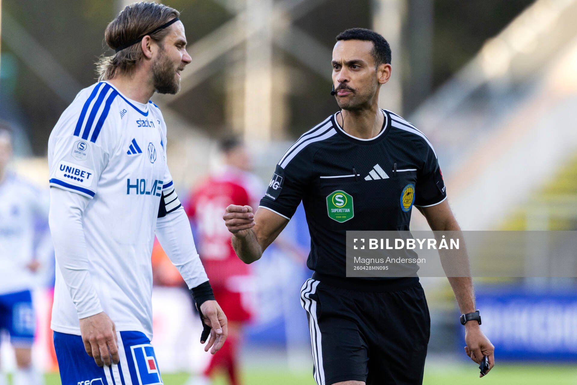 IFK Norrköpings Christoffer Nyman och domare Farouk nehdi