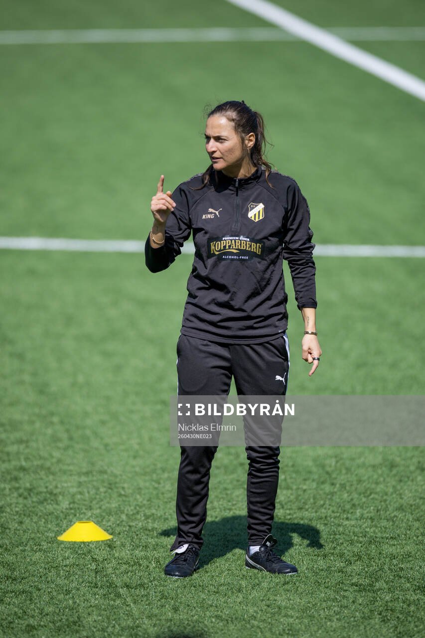 Coach Elena Sadiku