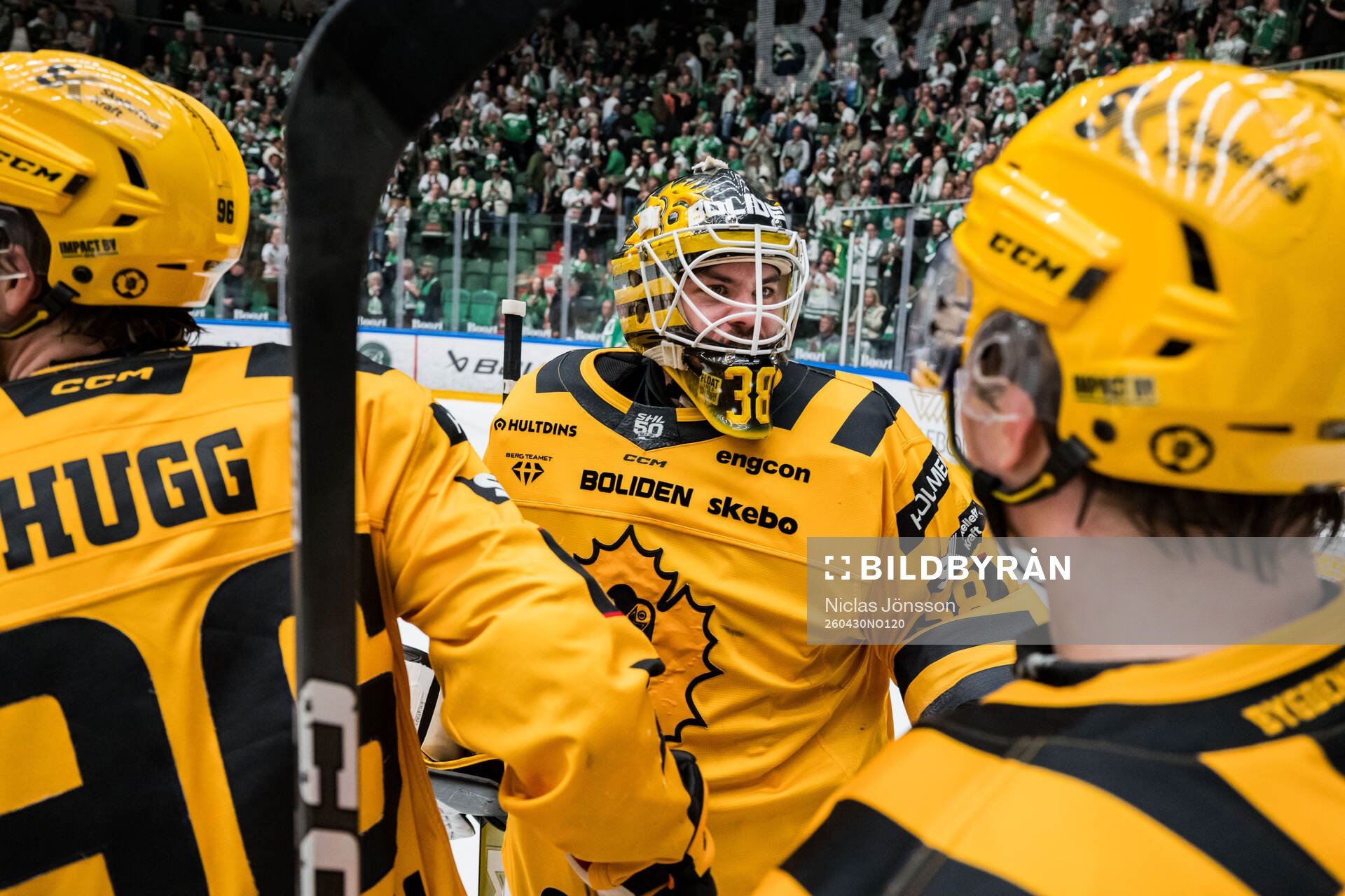 Skellefteås målvakt Strauss Mann jublar med lagkamrater