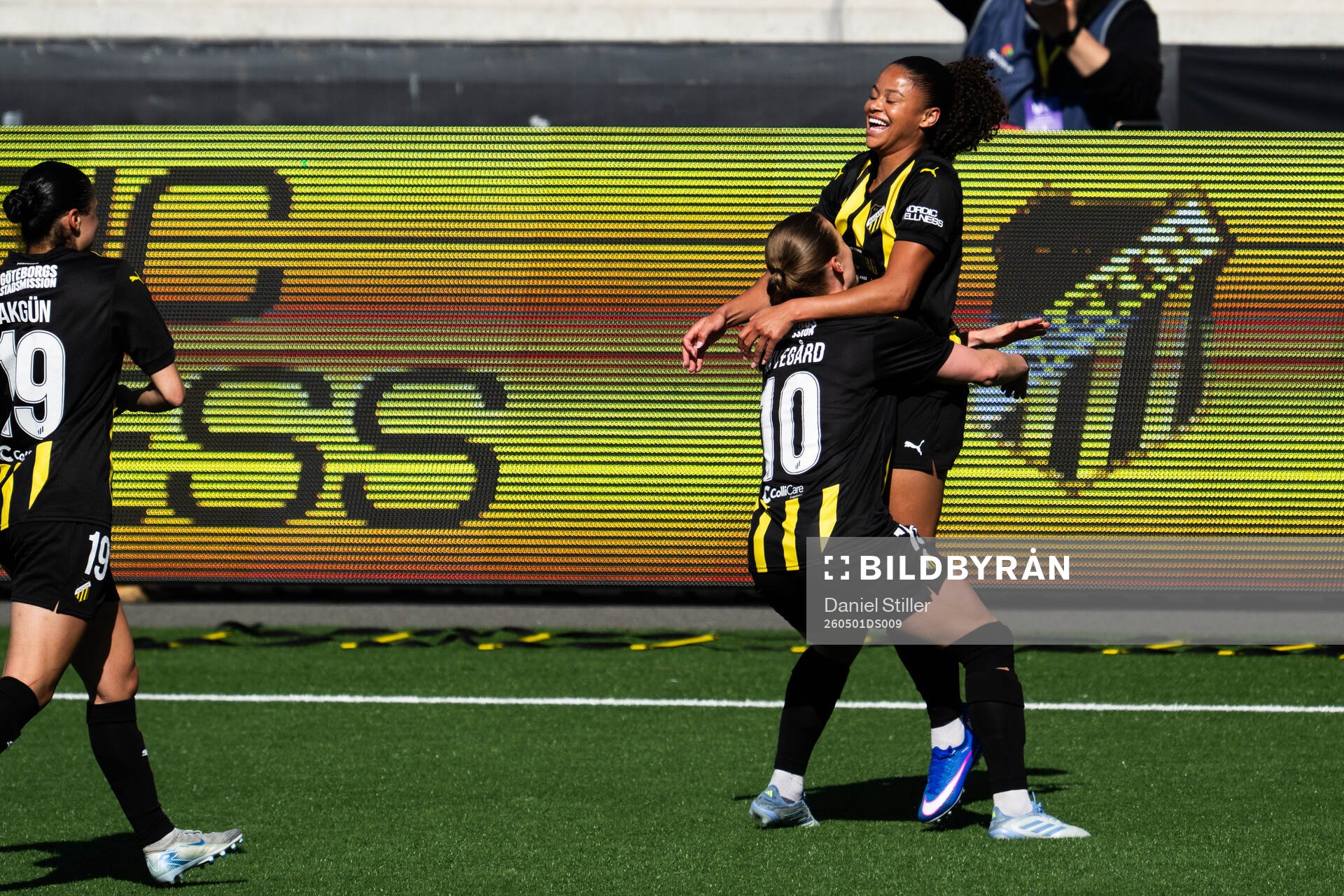 Anna Anvegård and Felicia Schröder of Häcken celebrate