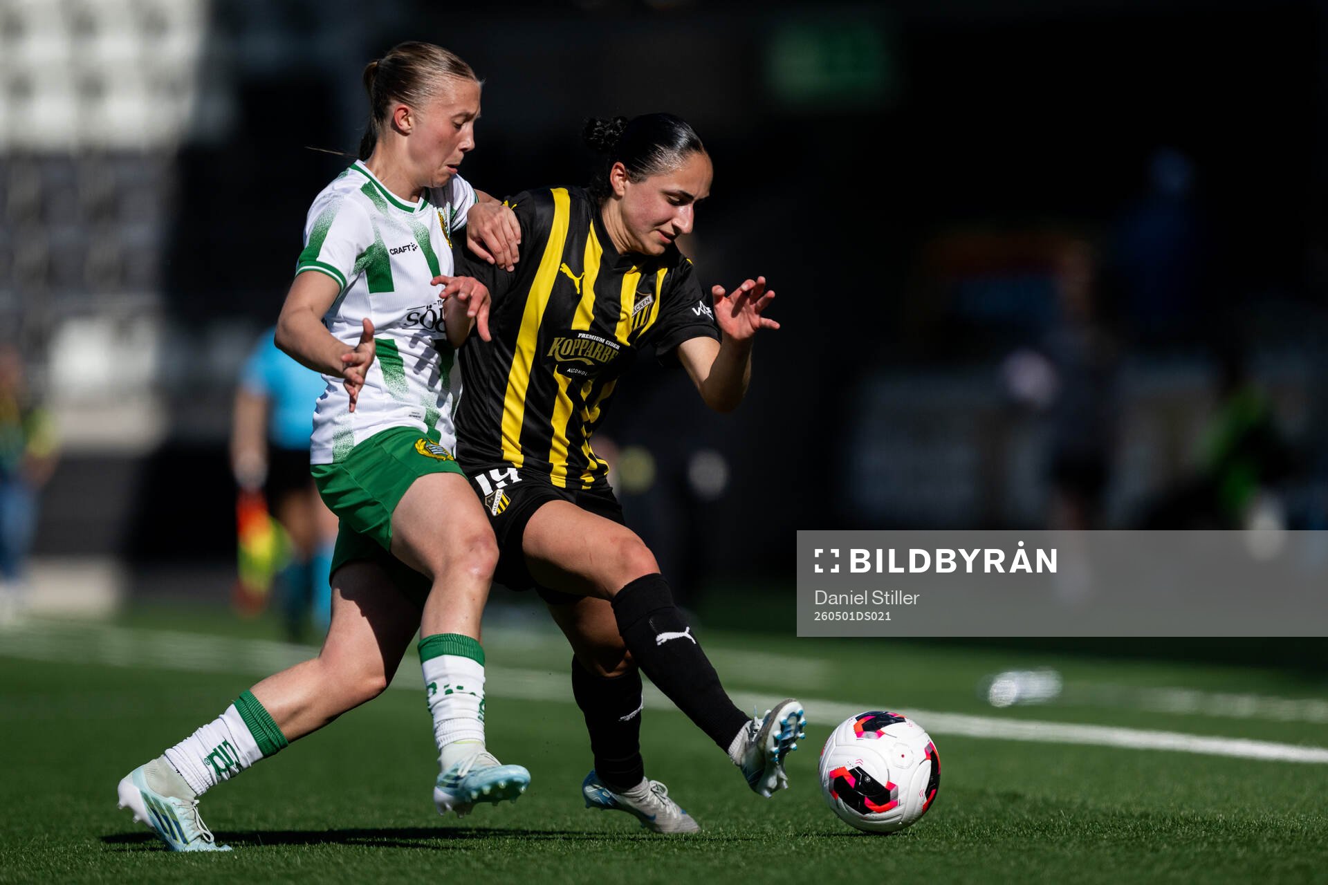 Fanny Peterson of Hammarby and Nesrin Akgun of Häcken