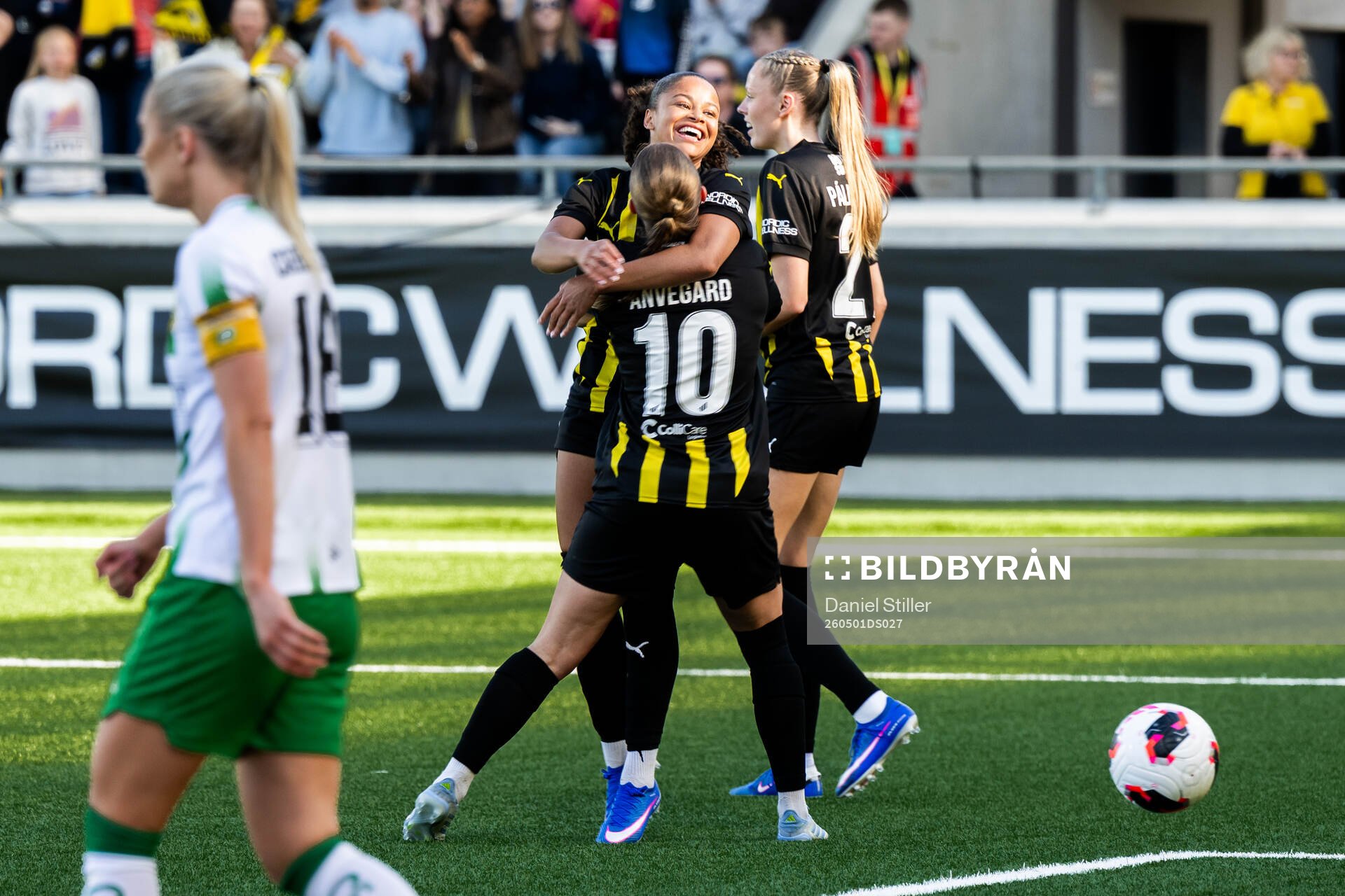 Felicia Schröder of Häcken celebrates with teammates