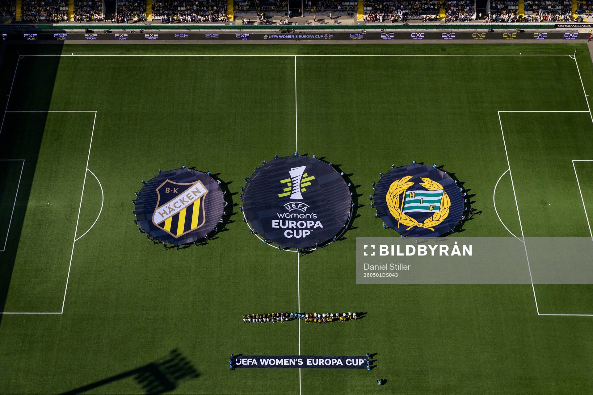 The teams align