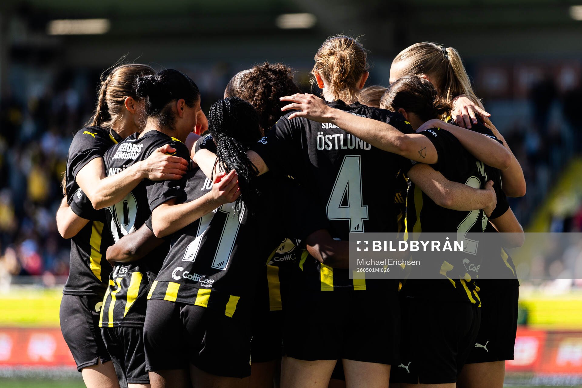 Felicia Schröder of Häcken celebrates with teammates