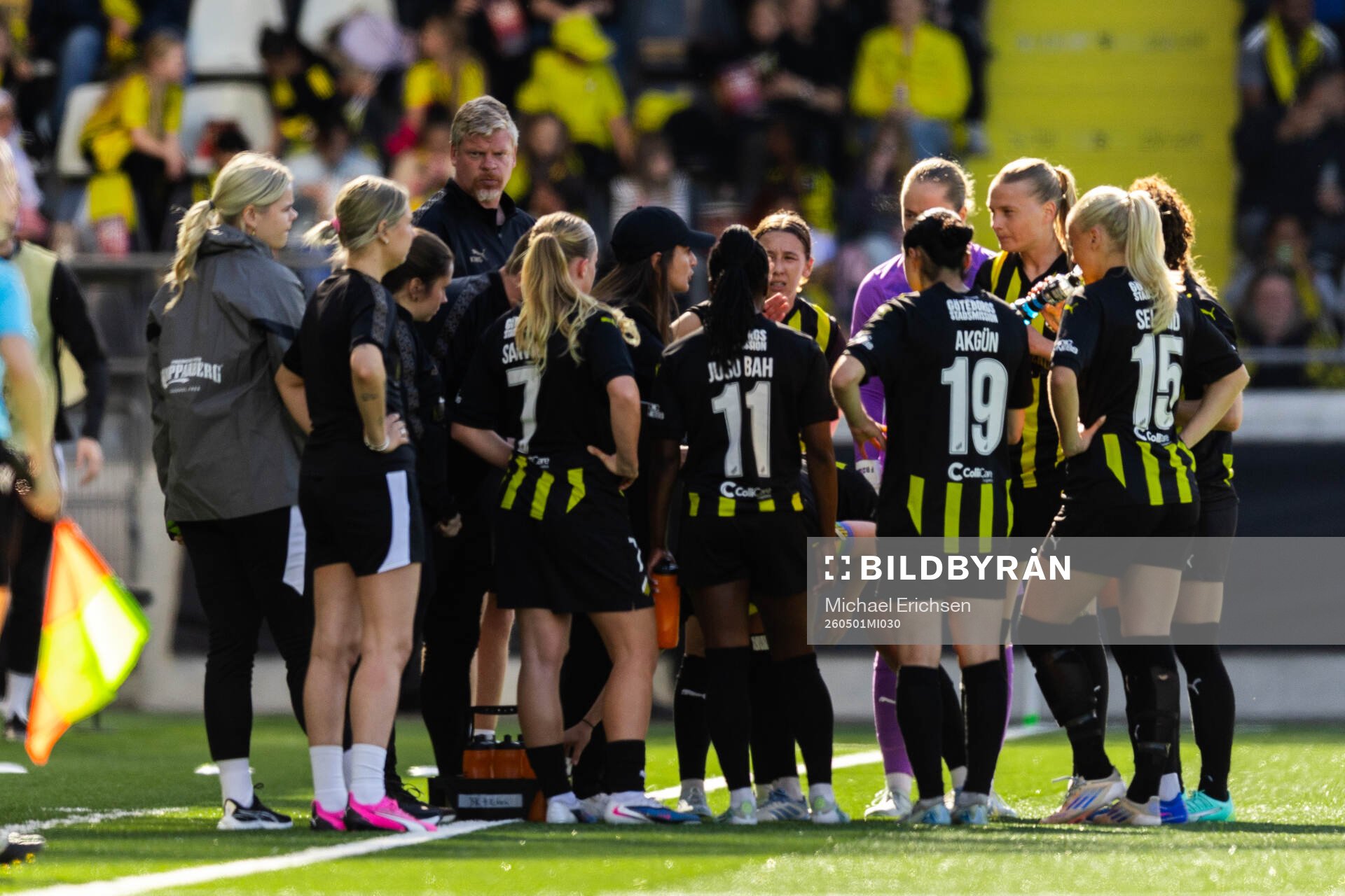 Coach Elena Sadiku of Häcken discuss with players