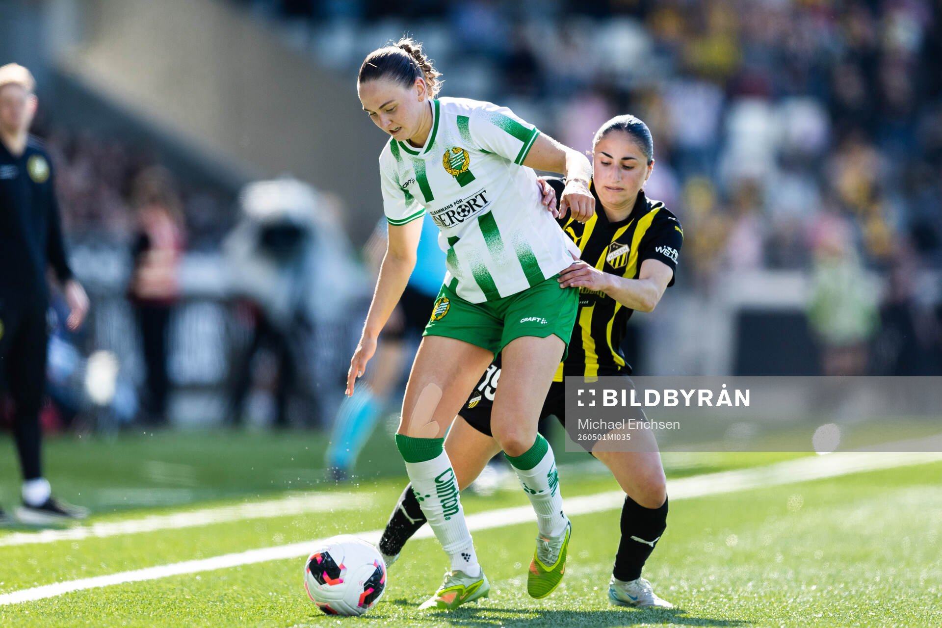 Vilde Hasund of Hammarby and Nesrin Akgun of Häcken