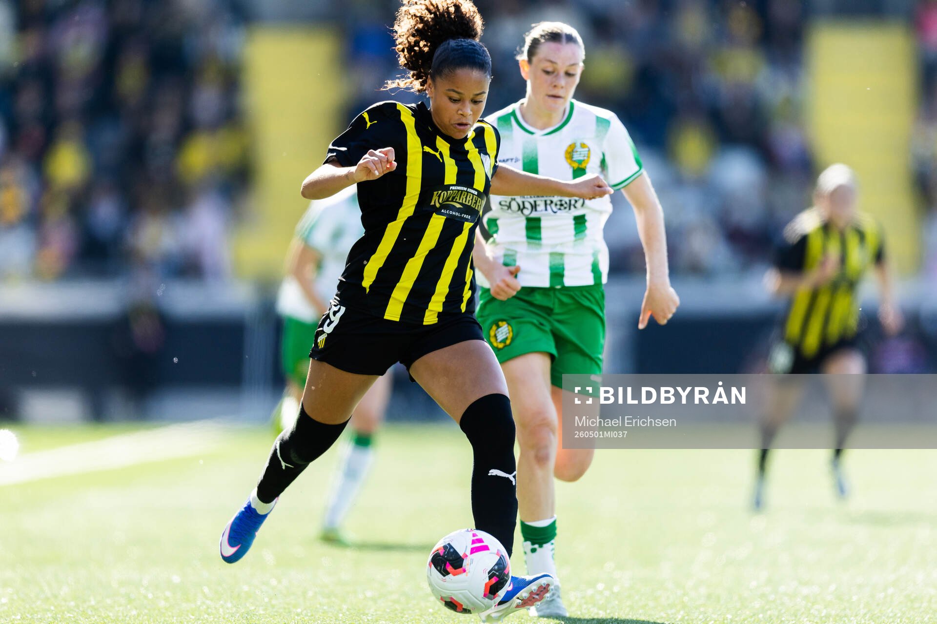 Felicia Schröder of Häcken and Sofia Reidy of Hammarby