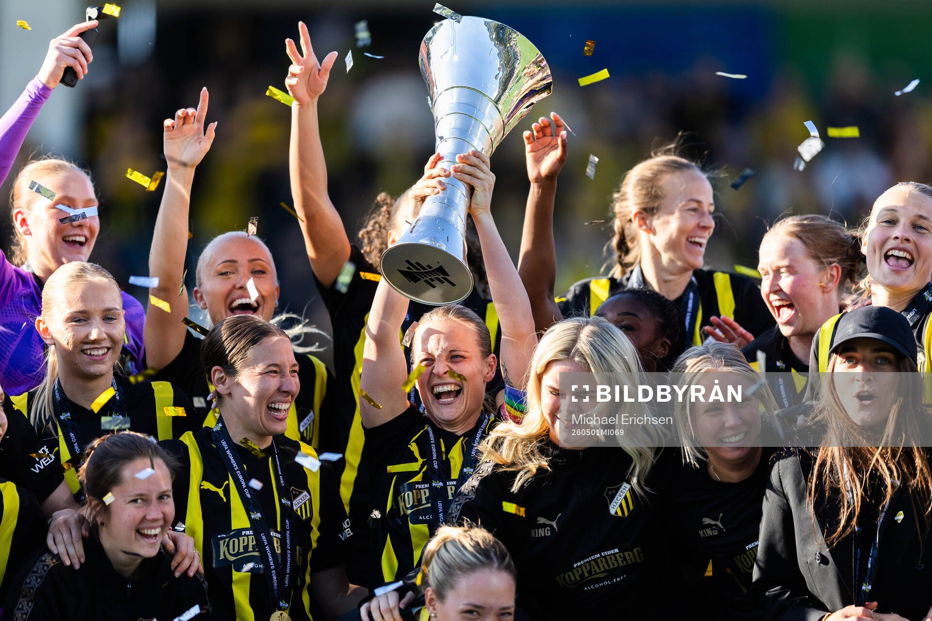 Anna Anvegård of Häcken celebrates with teammates and the