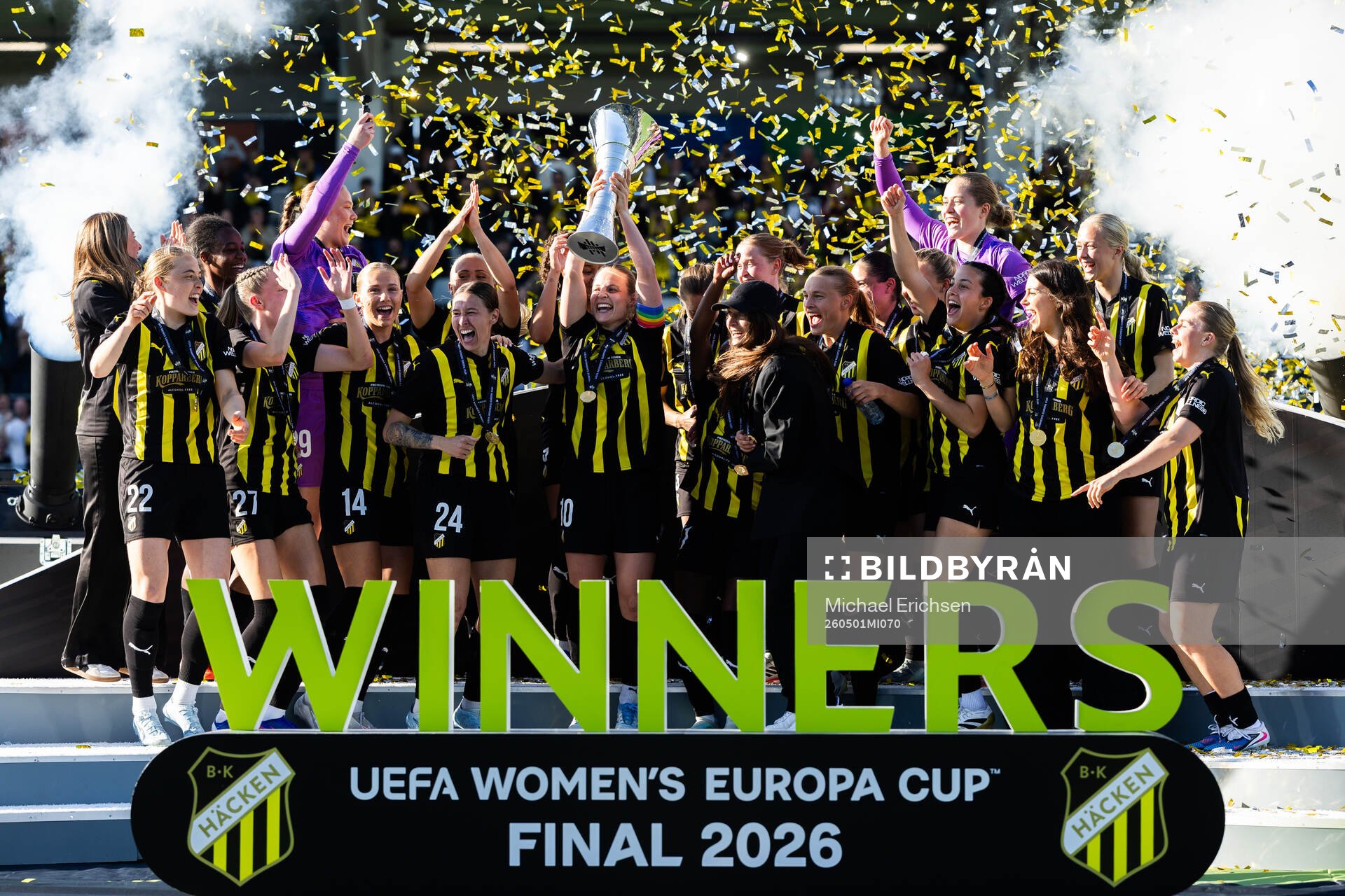 Anna Anvegård of Häcken celebrates with teammates and the