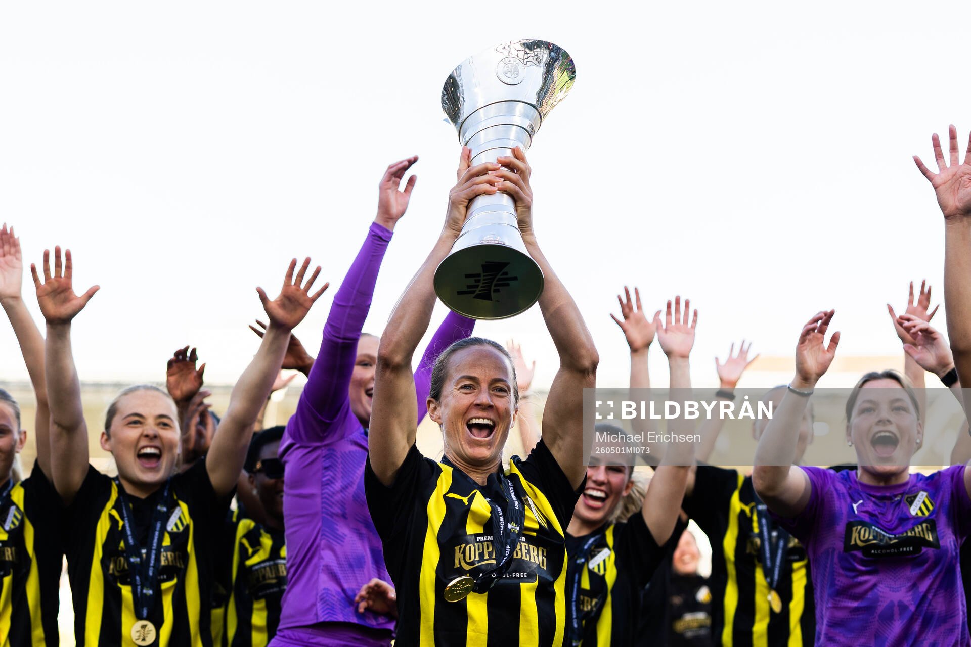 Aivi Luik of Häcken raises the trophy and celebrates with
