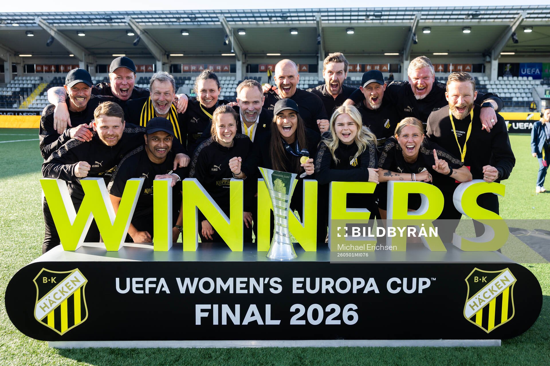 The leadership team of Häcken celebrates with the trophy