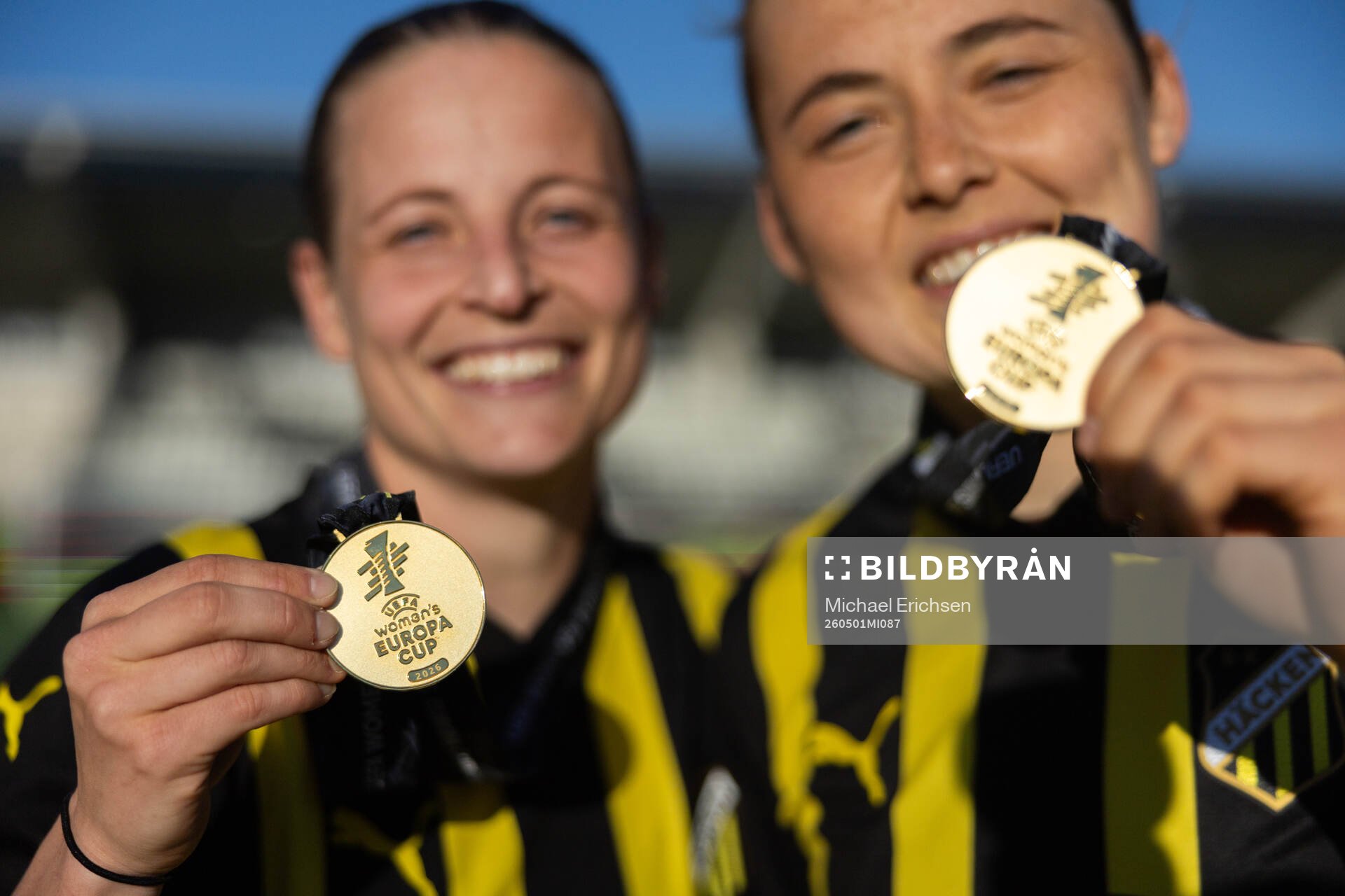 Anna Anvegård and Paulina Nyström of Häcken pose with