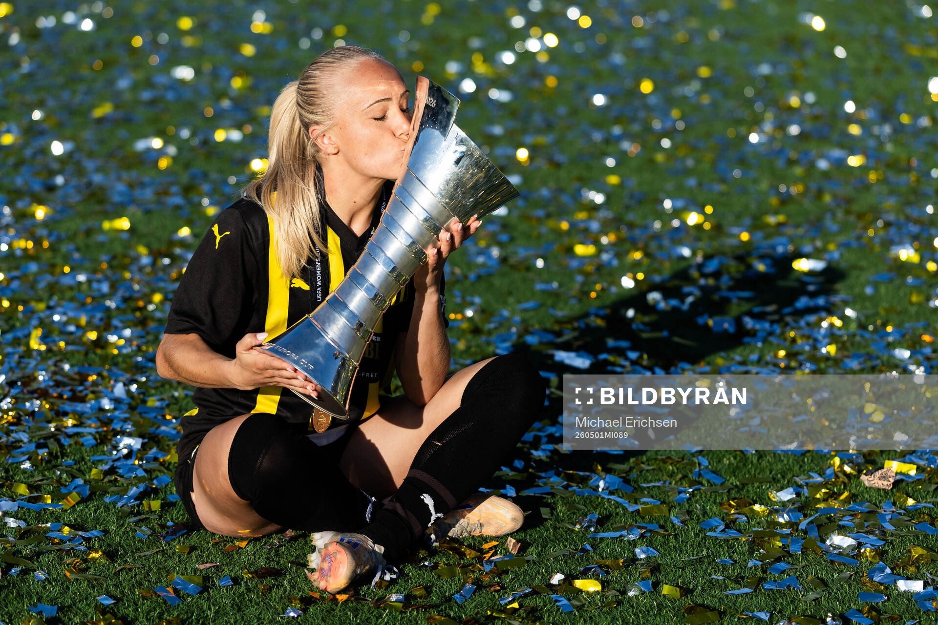 Alva Selerud of Häcken pose with the trophy
