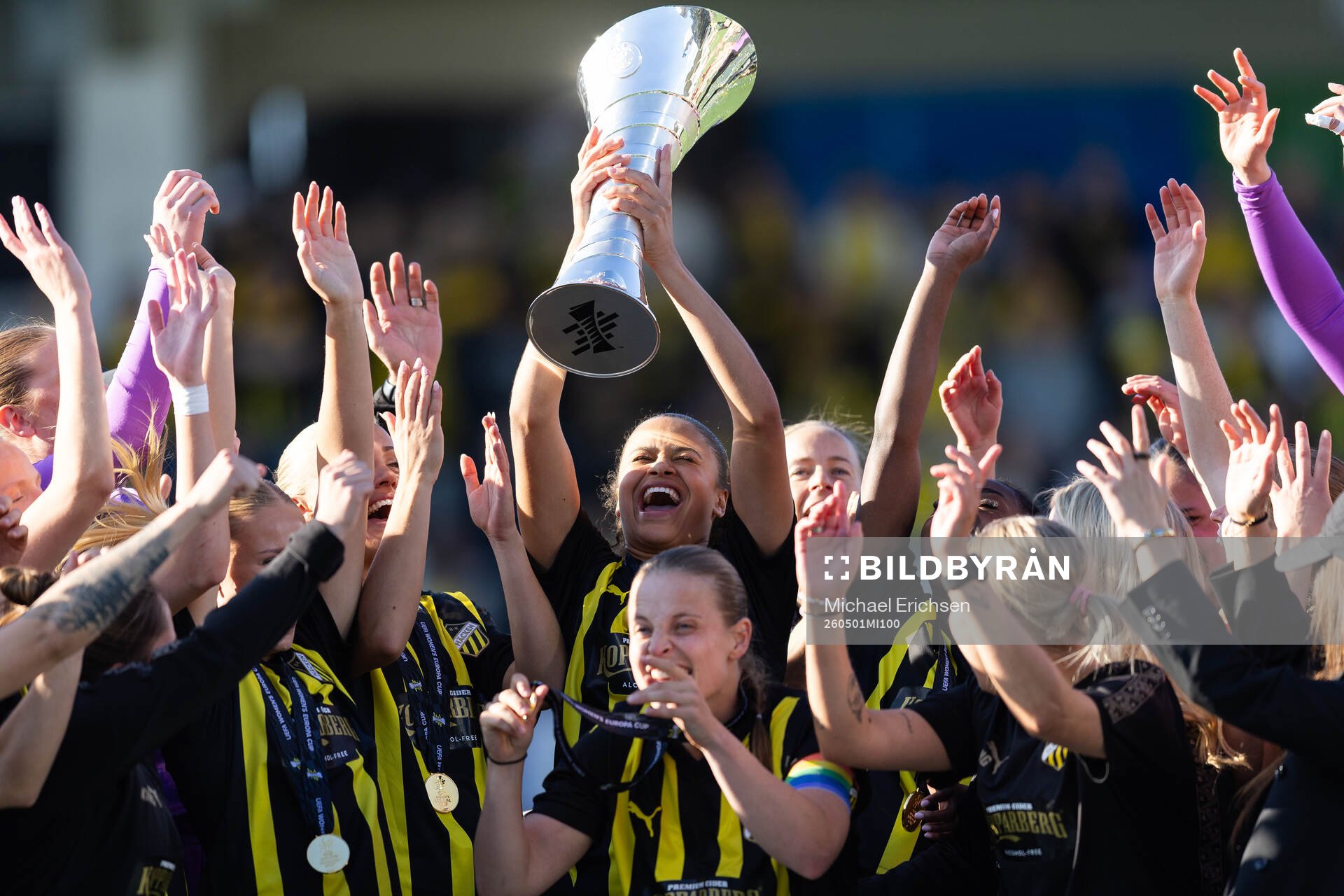 Felicia Schröder of Häcken celebrates with the trophy the