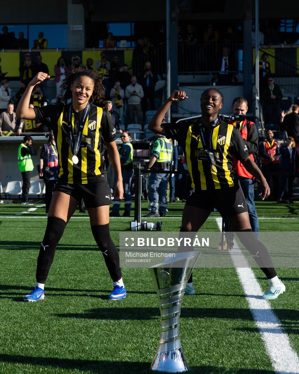 Felicia Schröder and Monica Jusu Bah of Häcken celebrates