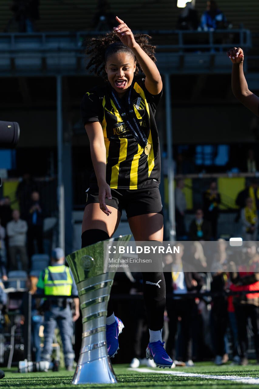 Felicia Schröder of Häcken celebrates with the trophy