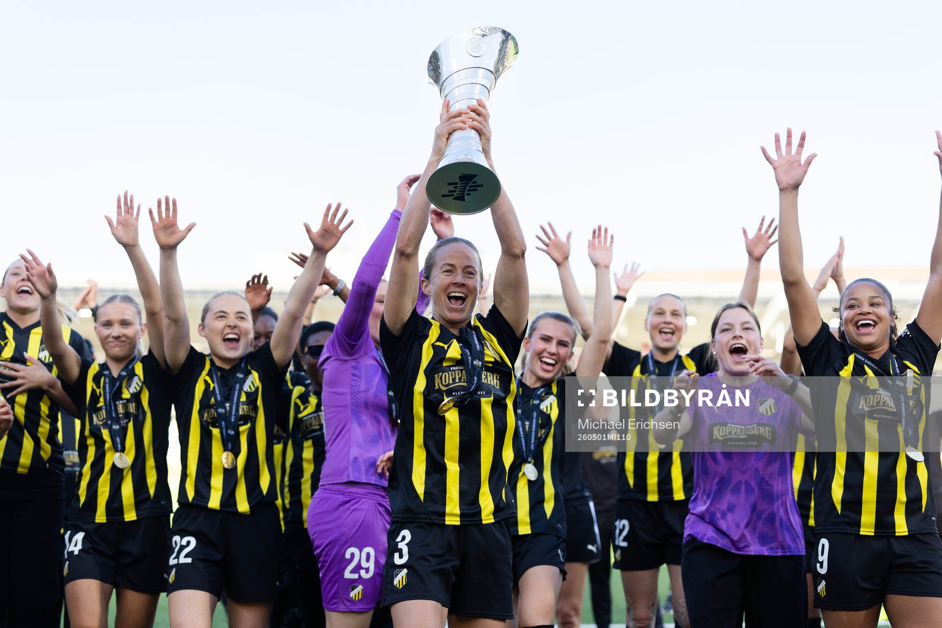 Aivi Luik of Häcken celebrates with the trophy
