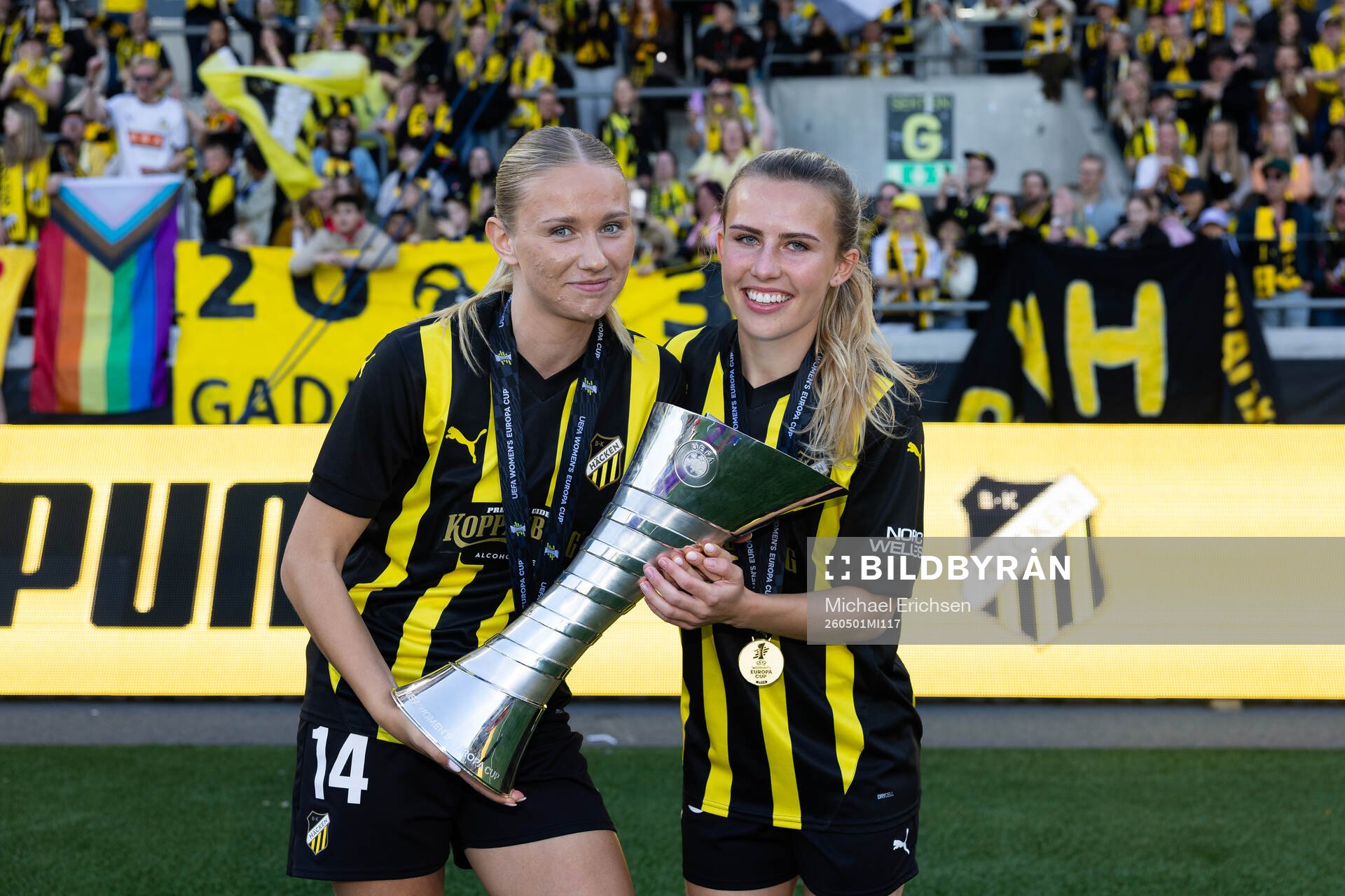 Tilde Karlsson and Nathalie Staaf  of Häcken celebrate