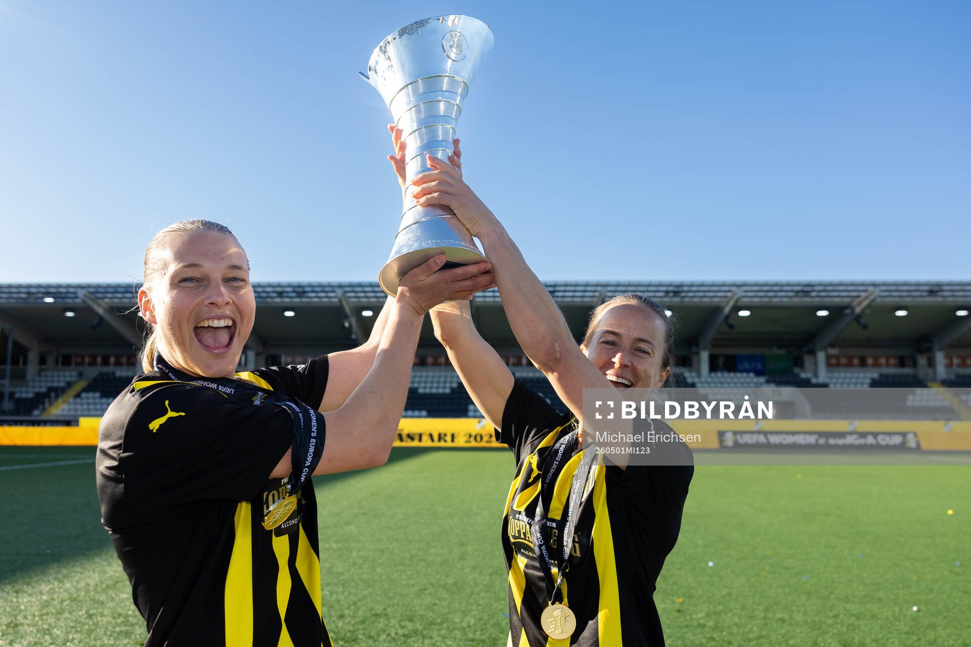 Stine Sandbech and Aivi Luik of Häcken celebrate with the