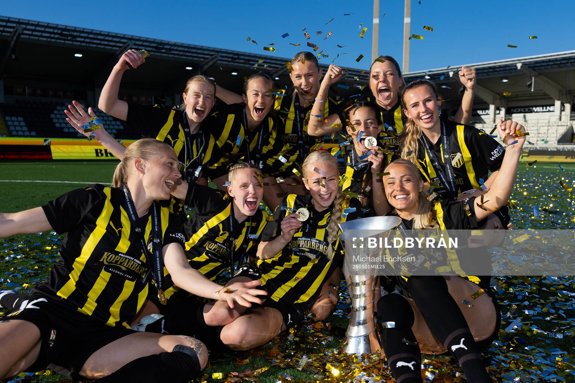 Players  of Häcken celebrate with the trophy