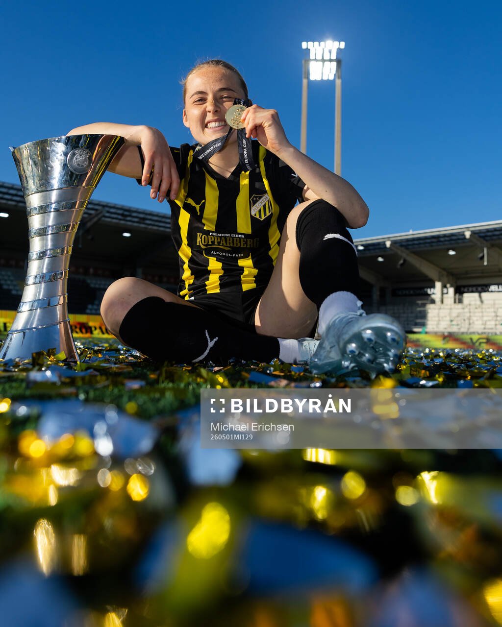 Paulina Nyström of Häcken celebrate with the trophy