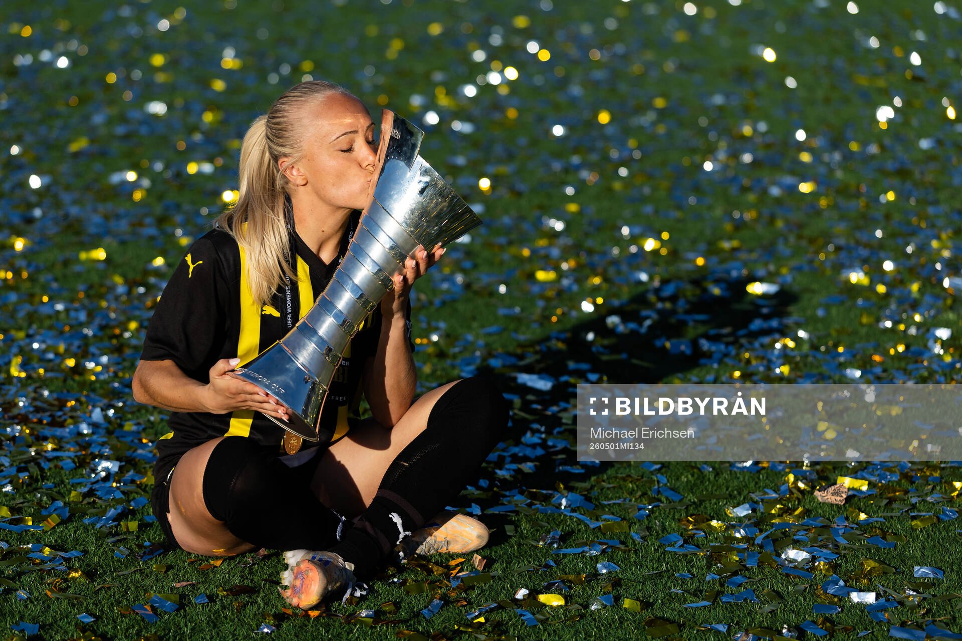 Alva Selerud of Häcken kisses the trophy