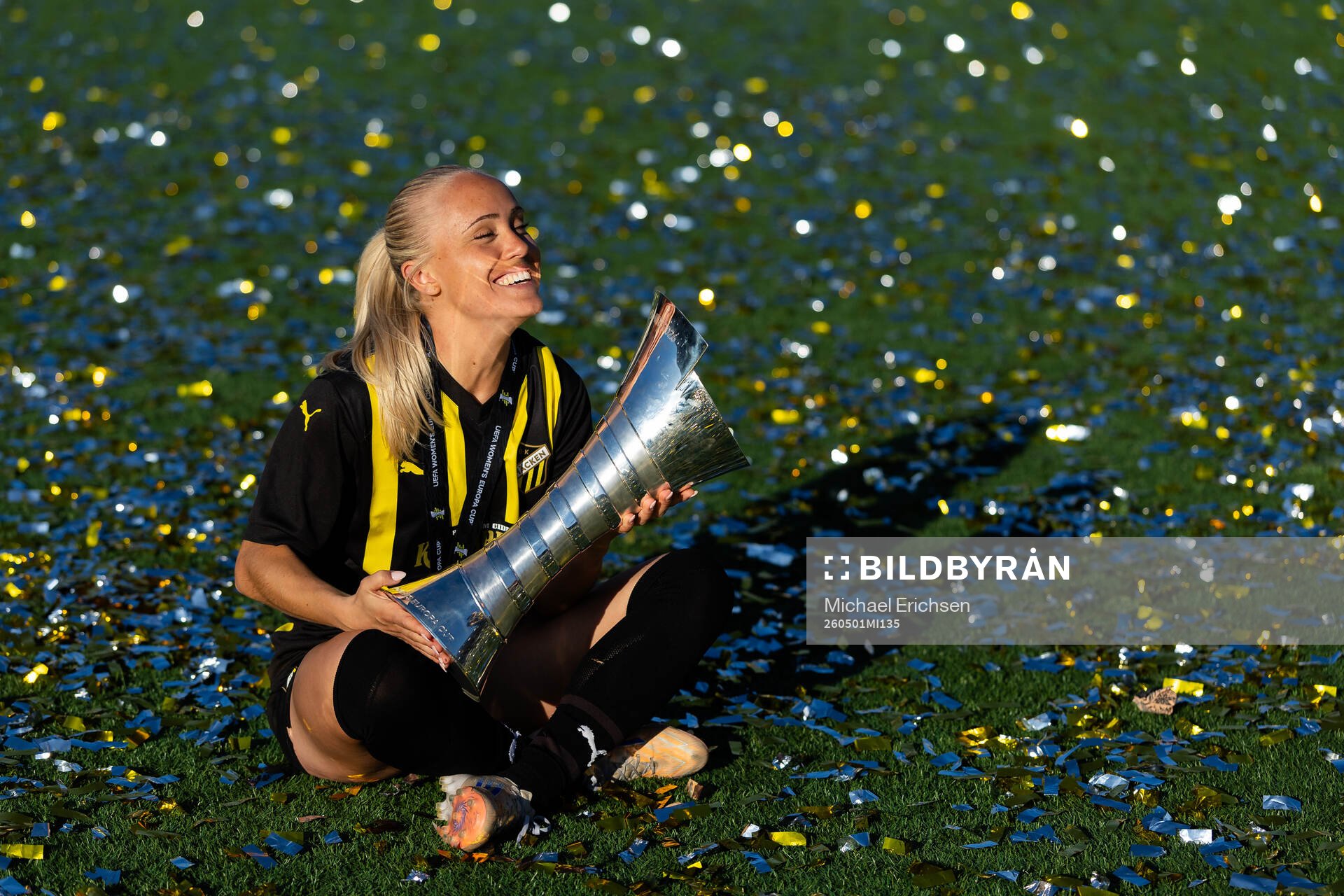 Alva Selerud of Häcken poses with the trophy