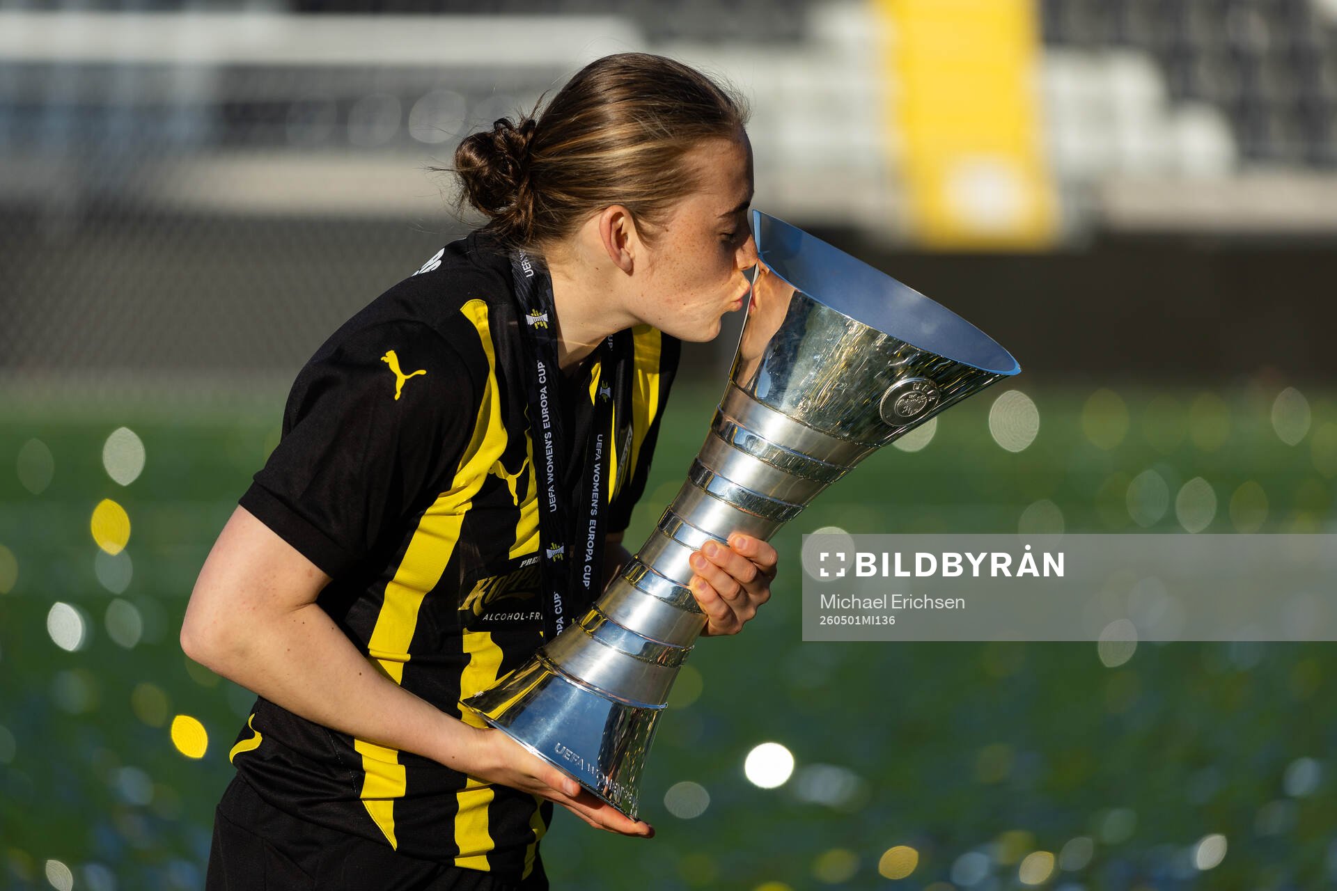 Paulina Nyström of Häcken kisses the trophy