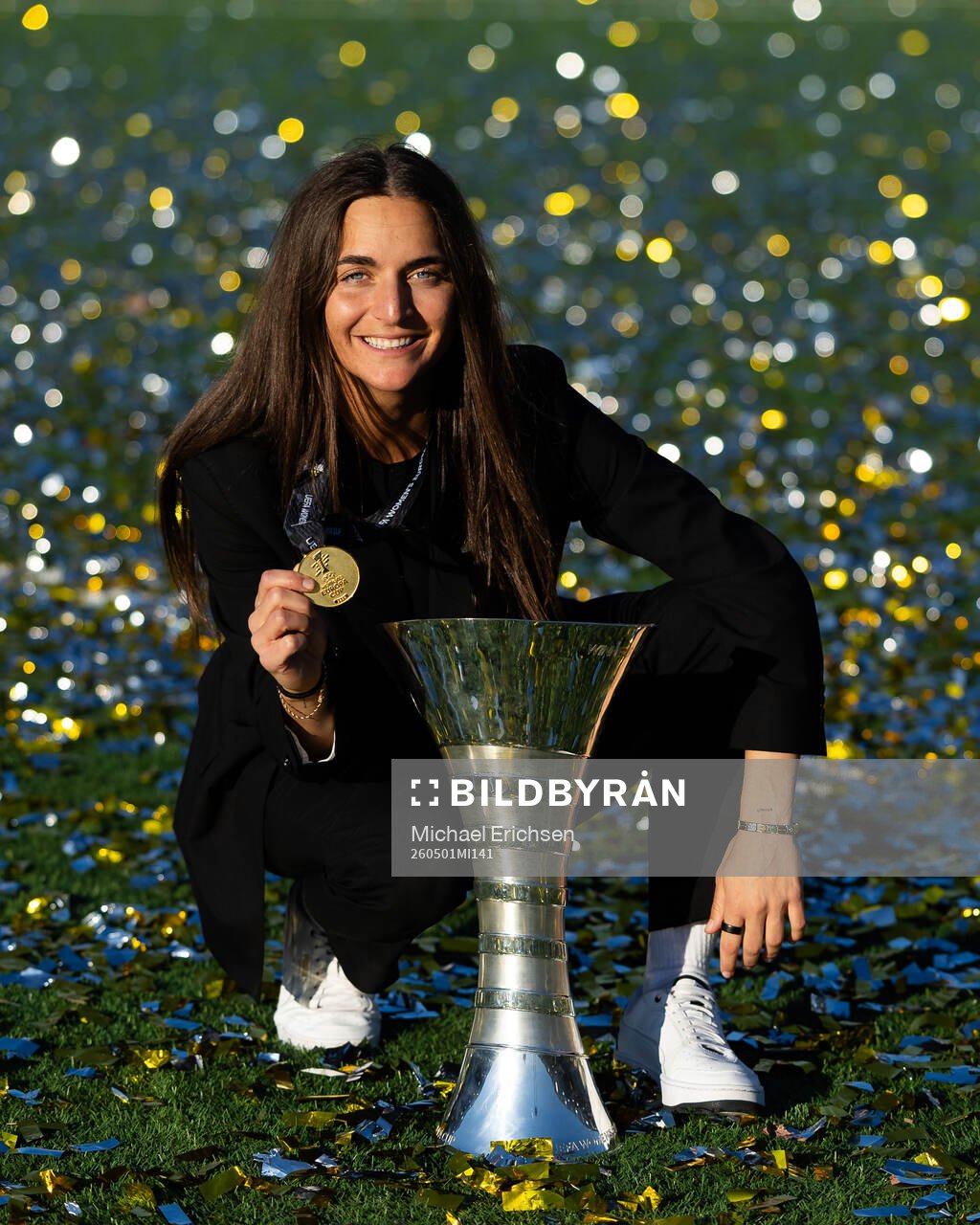 Head coach Elena Sadiku of Häcken poses with the trophy